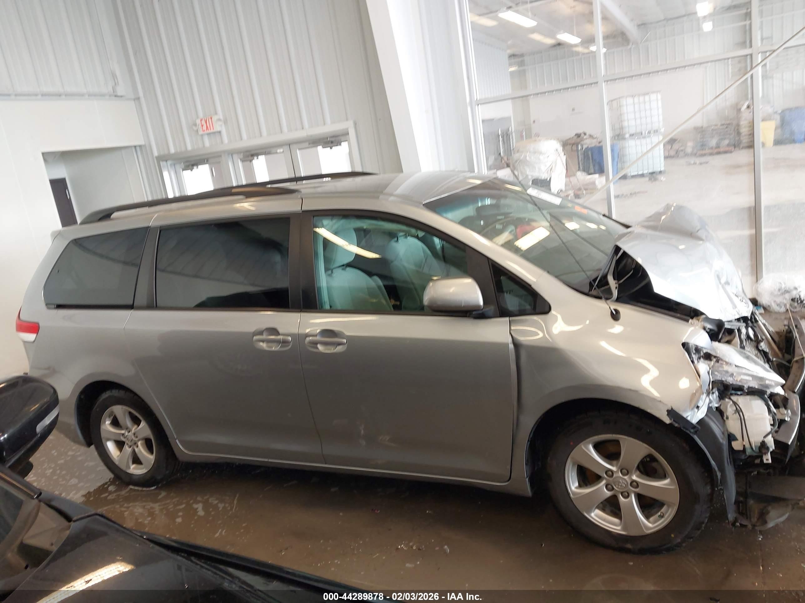 2014 Toyota Sienna Le V6 8 Passenger Silver vin: 5TDKK3DC5ES441152
