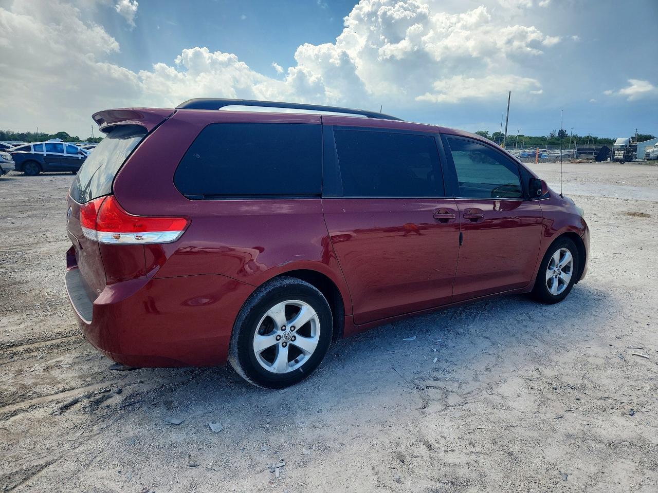 2014 Toyota Sienna Le Red vin: 5TDKK3DC5ES445847