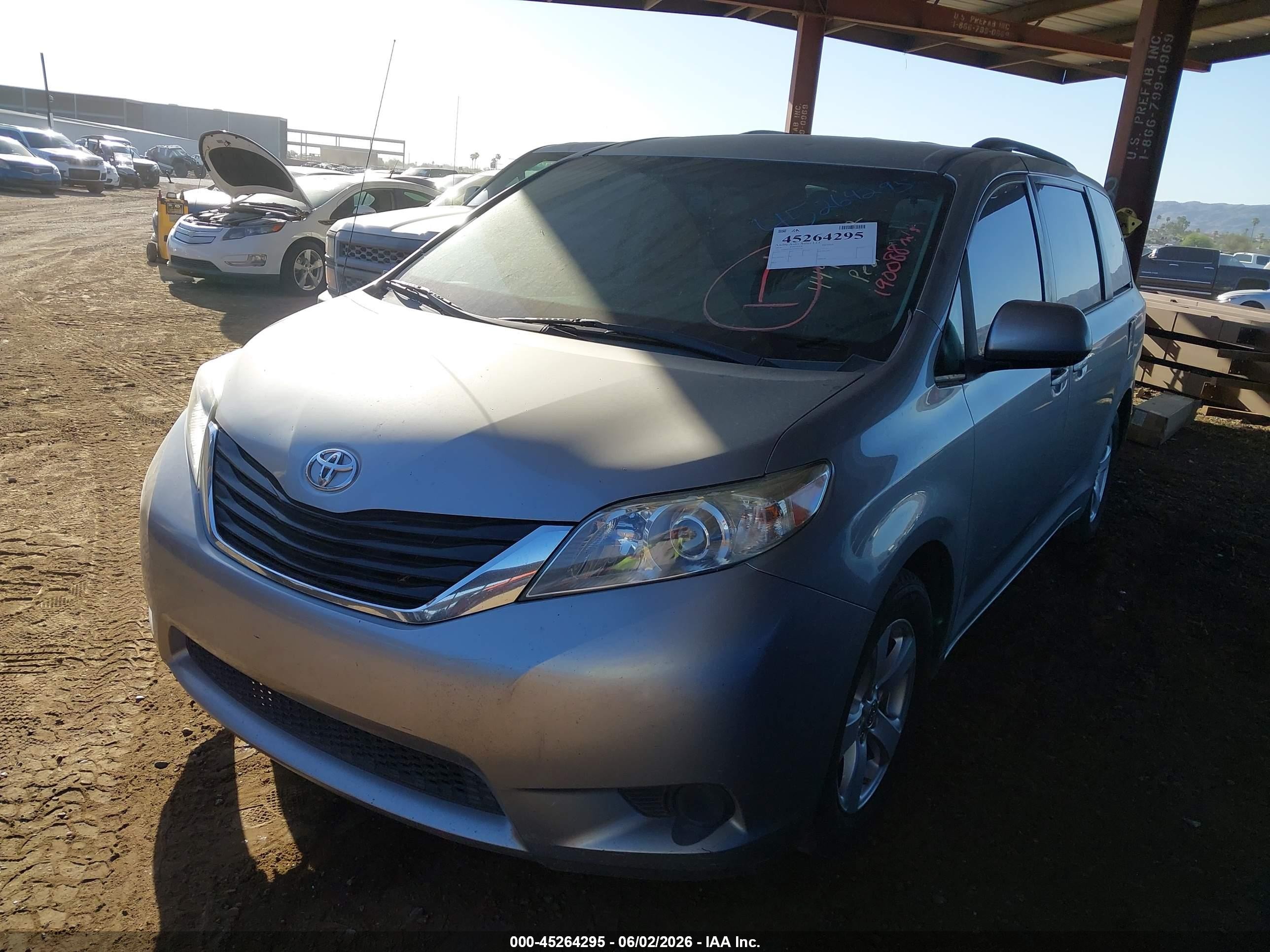 2014 Toyota Sienna Le V6 8 Passenger Серебряный vin: 5TDKK3DC5ES447582