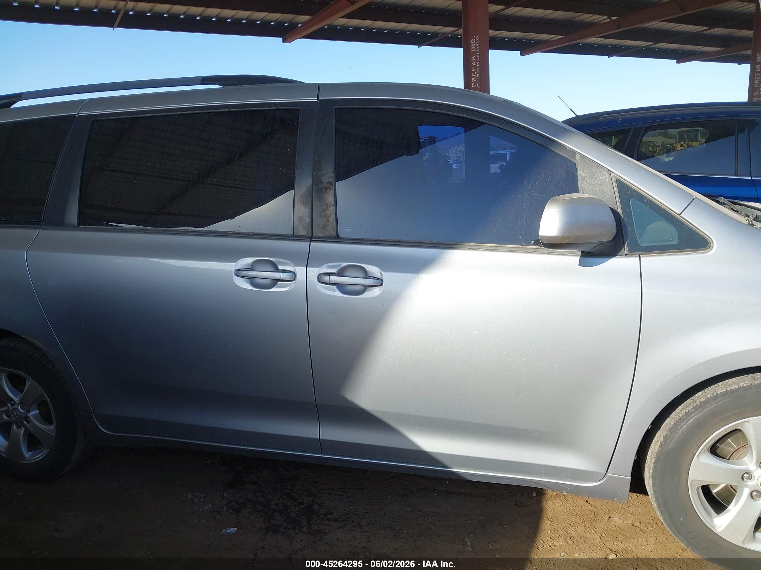 2014 Toyota Sienna Le V6 8 Passenger Серебряный vin: 5TDKK3DC5ES447582