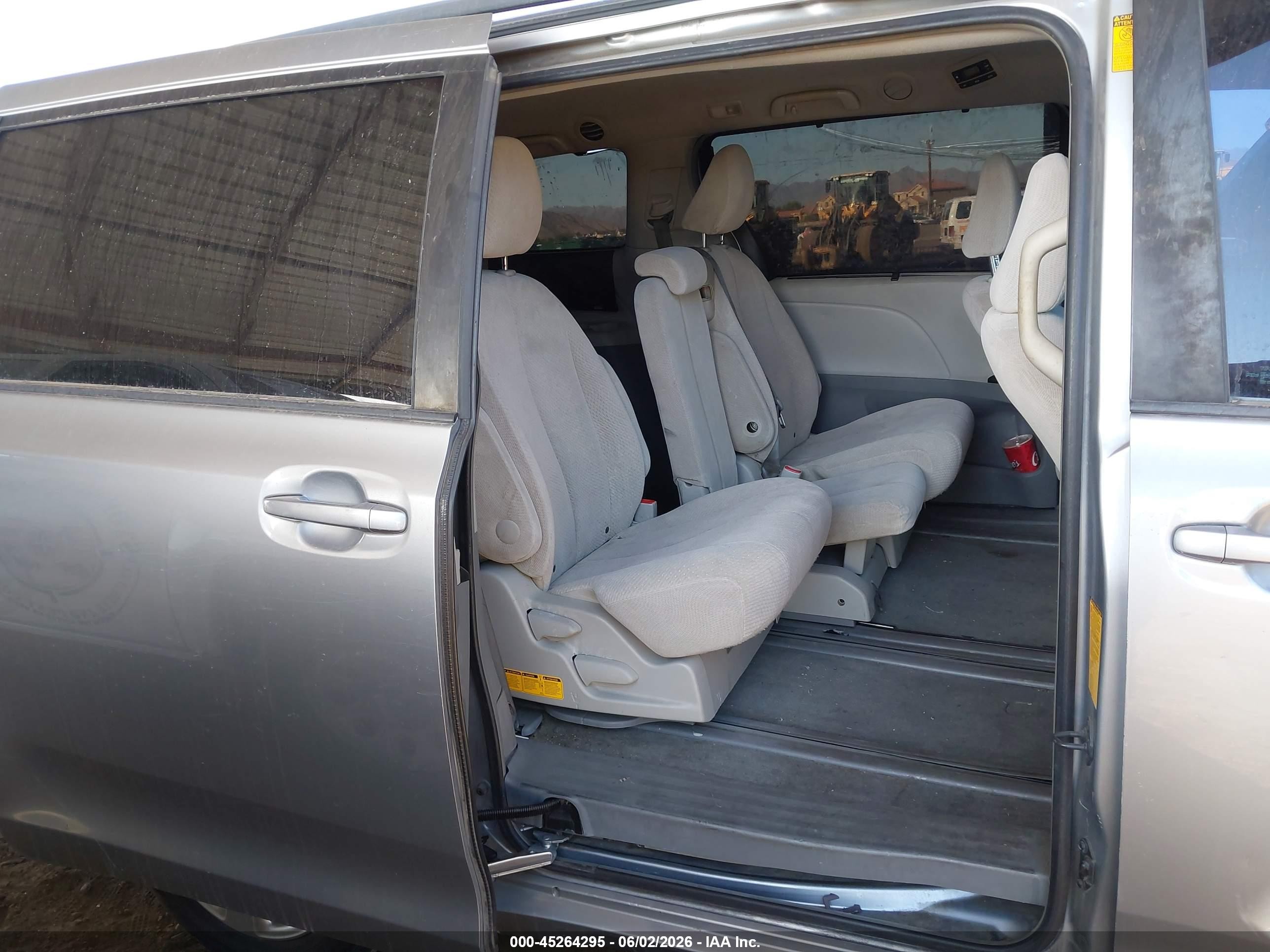 2014 Toyota Sienna Le V6 8 Passenger Серебряный vin: 5TDKK3DC5ES447582