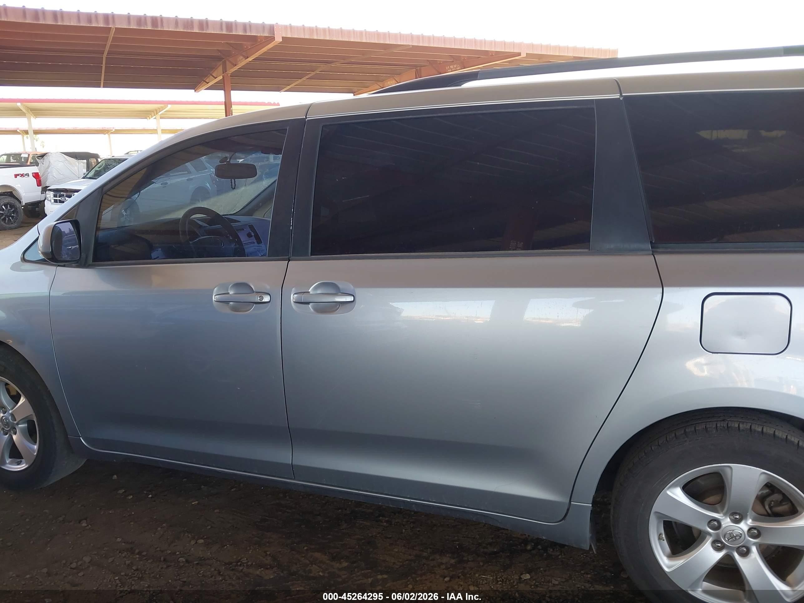 2014 Toyota Sienna Le V6 8 Passenger Серебряный vin: 5TDKK3DC5ES447582