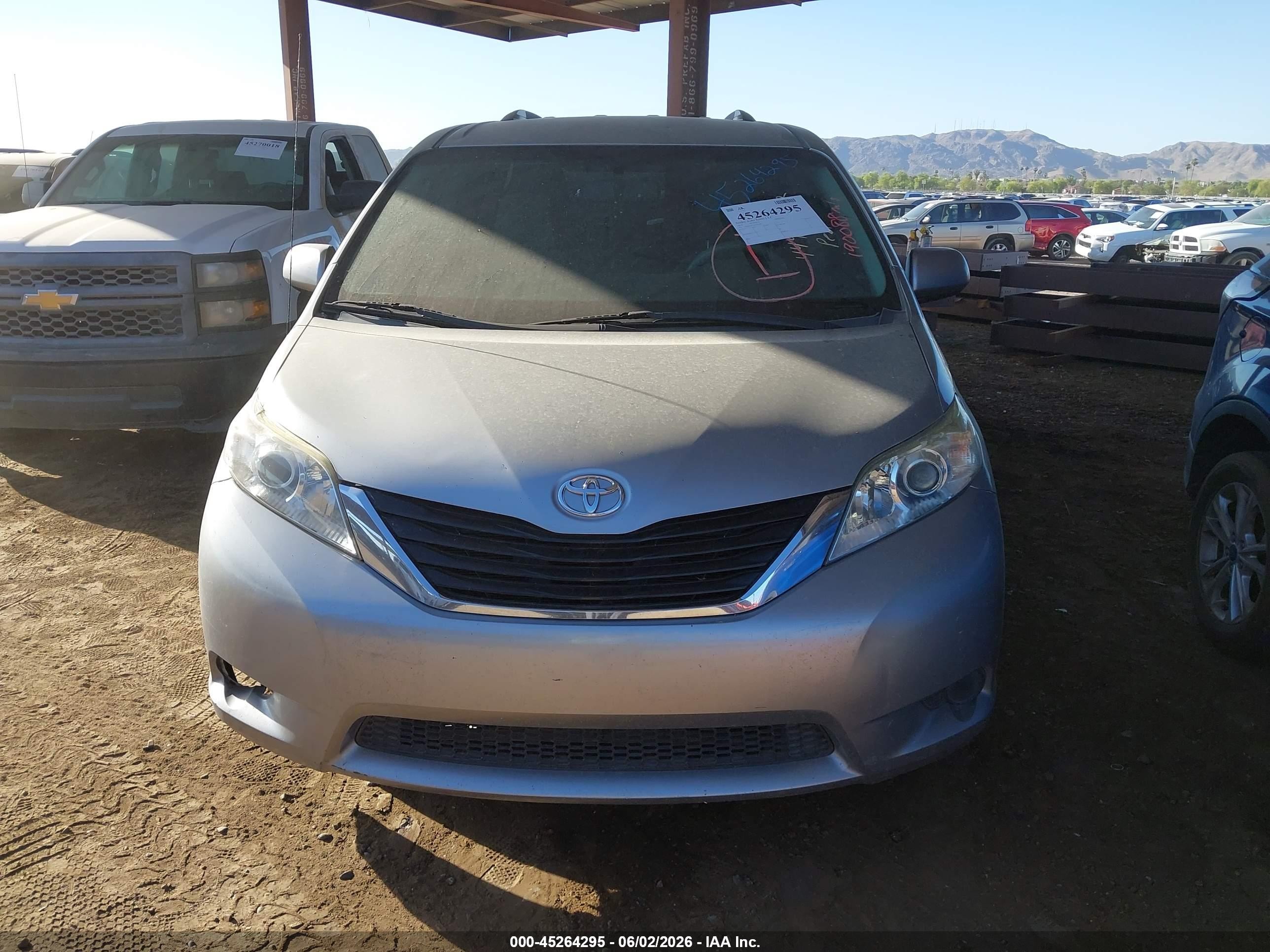 2014 Toyota Sienna Le V6 8 Passenger Серебряный vin: 5TDKK3DC5ES447582