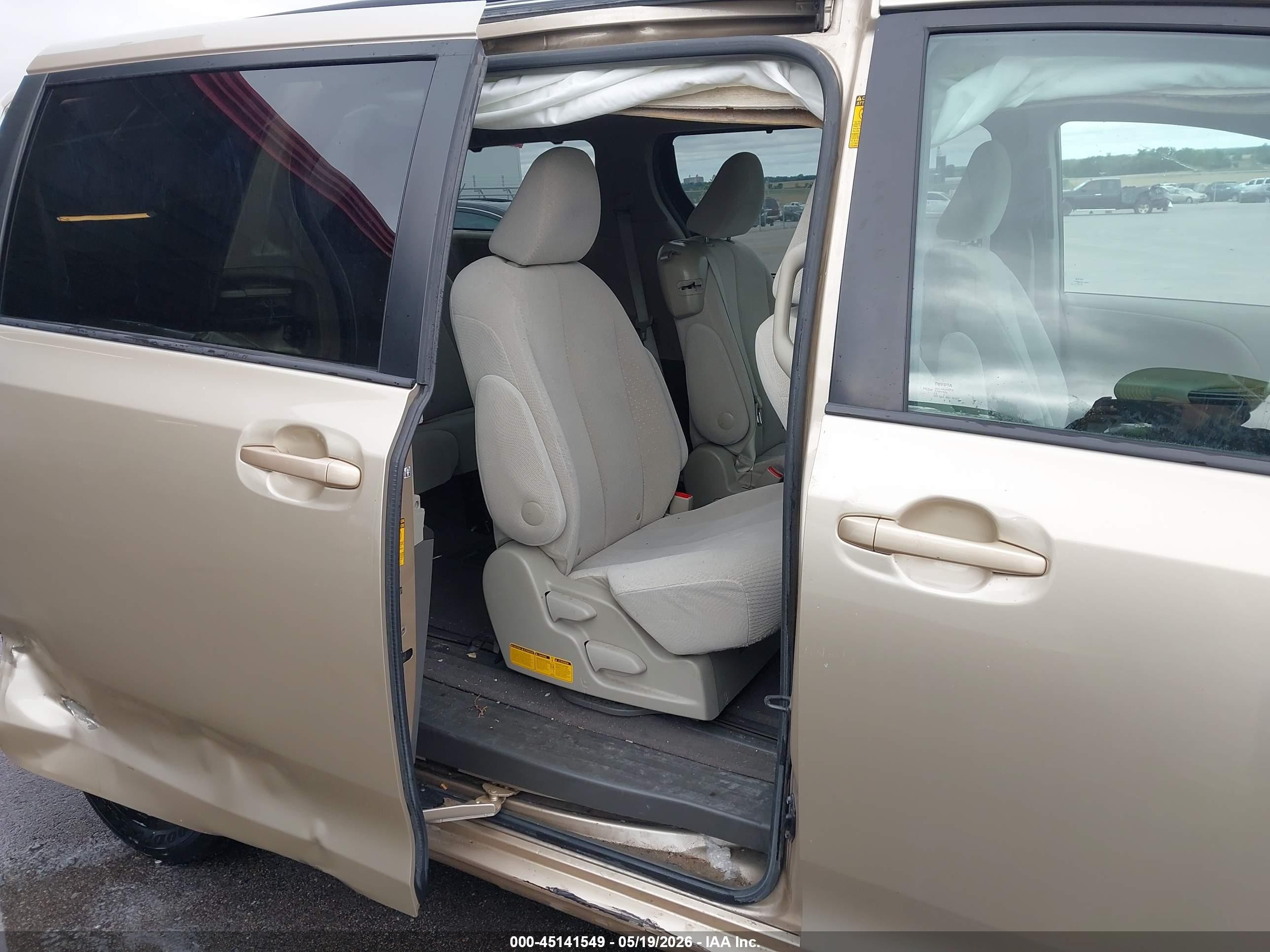 2014 Toyota Sienna Le V6 8 Passenger Gold vin: 5TDKK3DC5ES449025