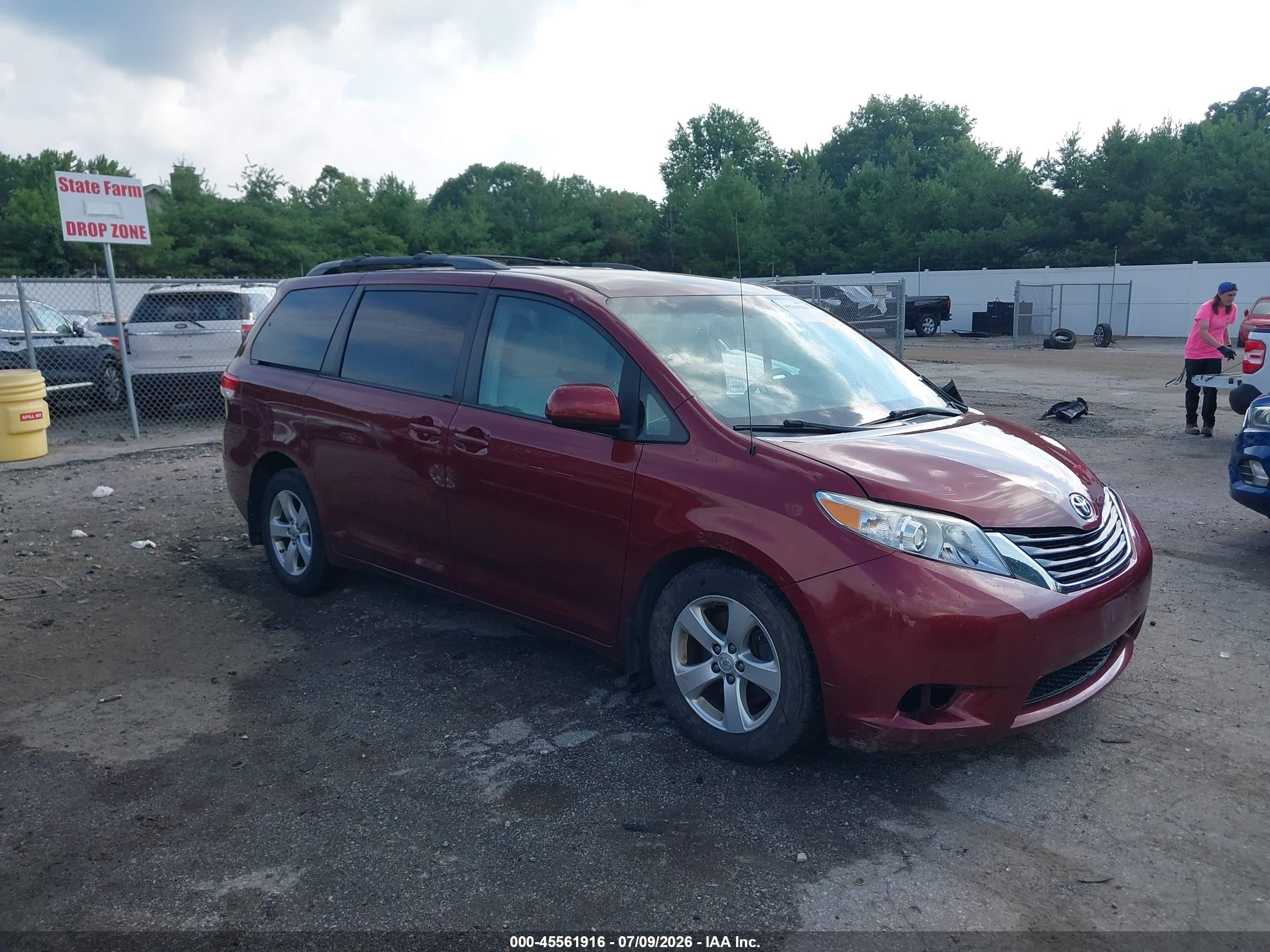 2014 Toyota Sienna Le V6 8 Passenger Red vin: 5TDKK3DC5ES454970