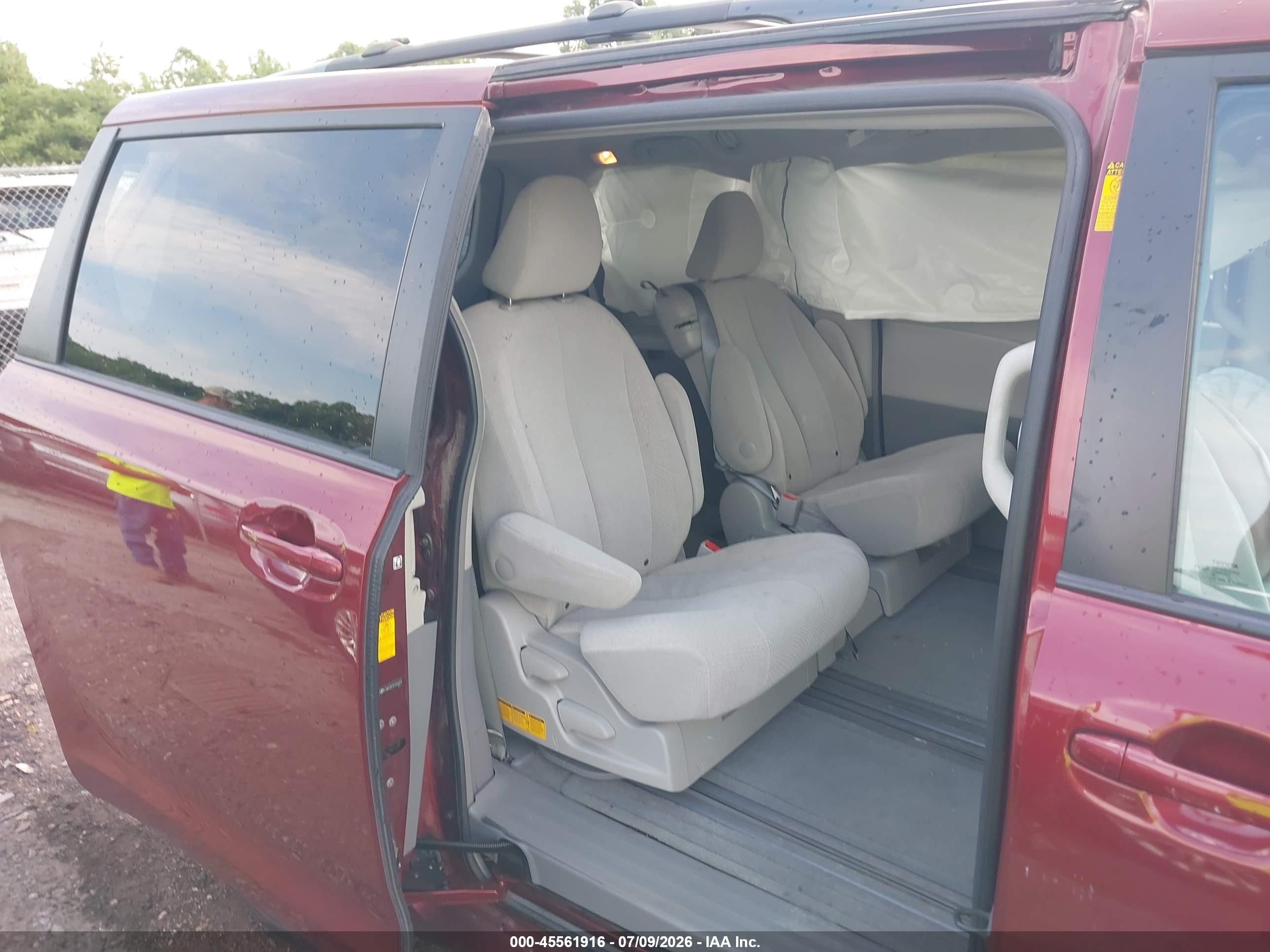 2014 Toyota Sienna Le V6 8 Passenger Red vin: 5TDKK3DC5ES454970