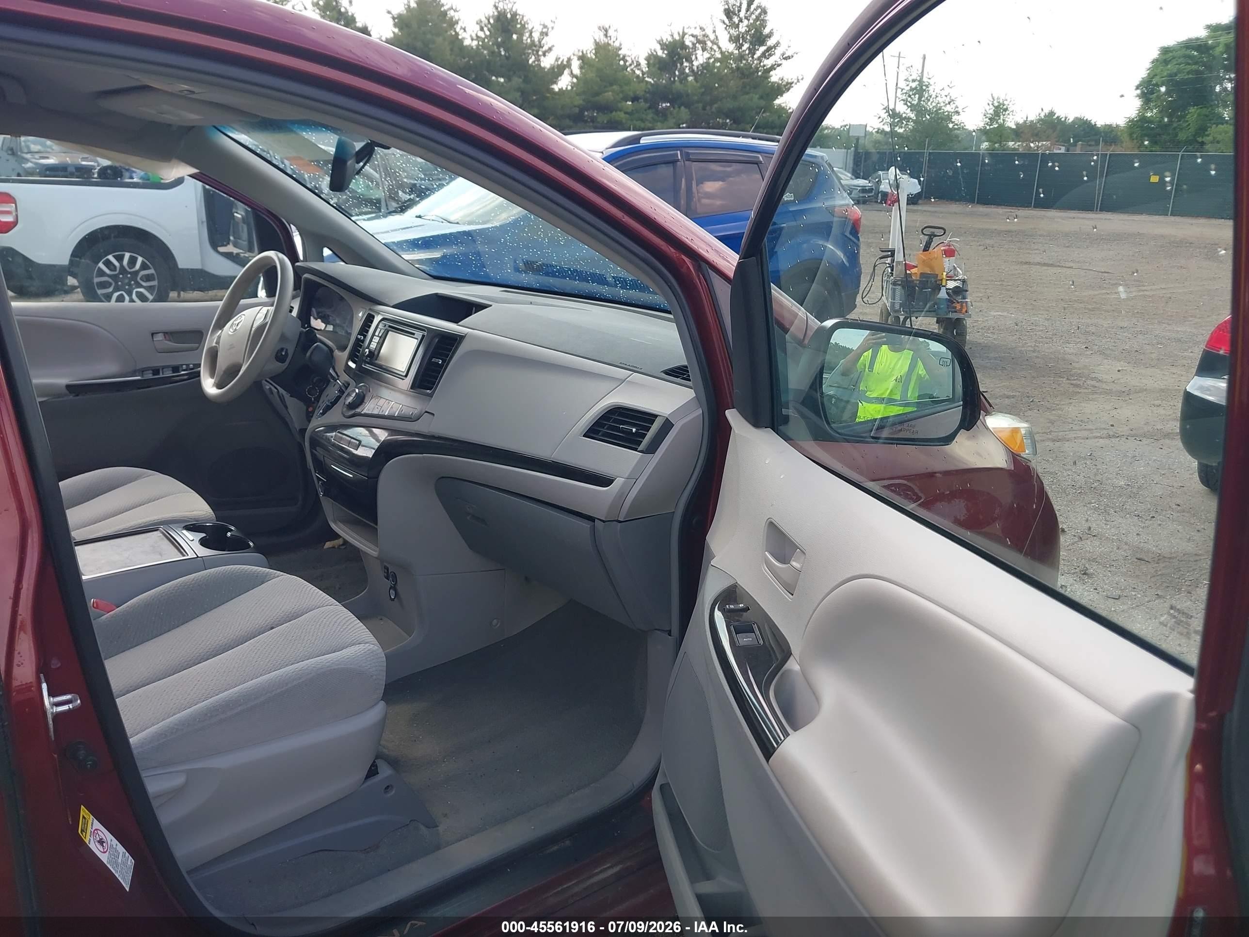 2014 Toyota Sienna Le V6 8 Passenger Red vin: 5TDKK3DC5ES454970