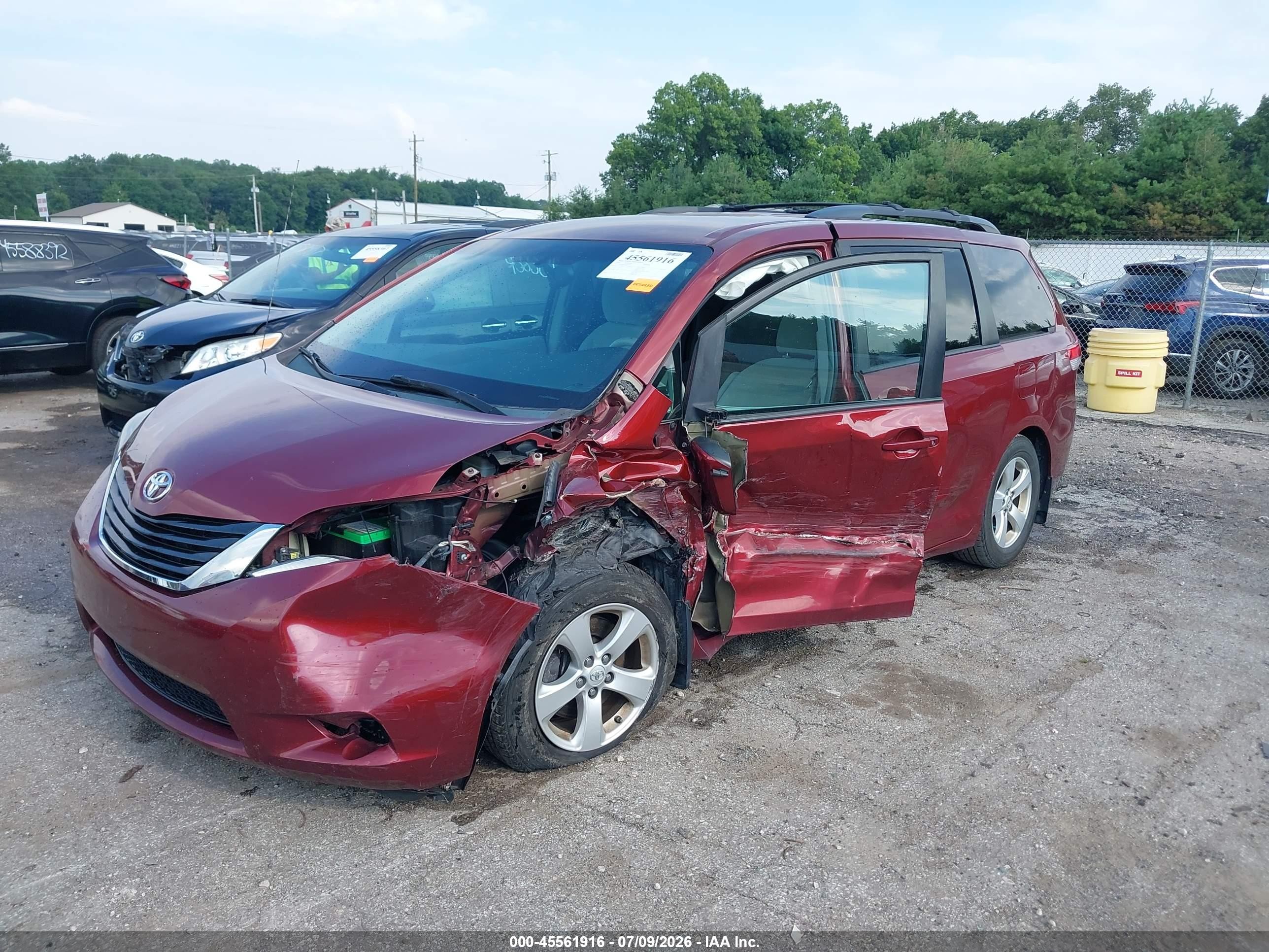 2014 Toyota Sienna Le V6 8 Passenger Red vin: 5TDKK3DC5ES454970