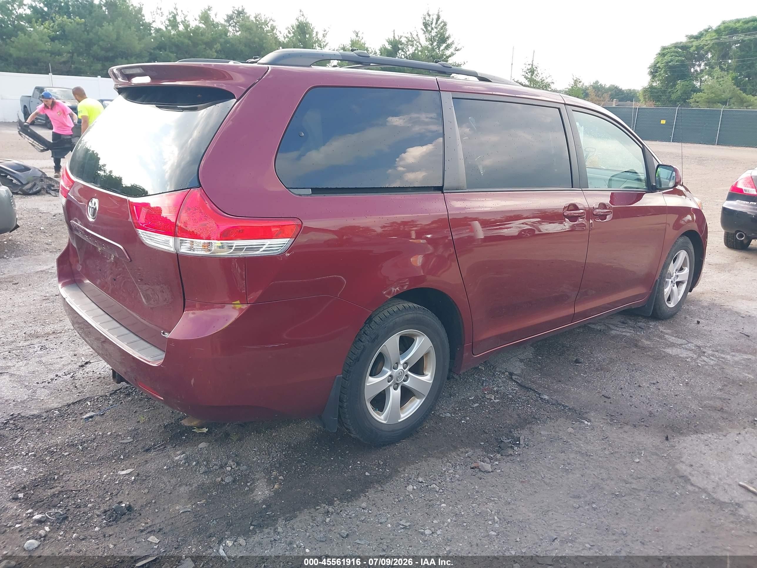 2014 Toyota Sienna Le V6 8 Passenger Red vin: 5TDKK3DC5ES454970