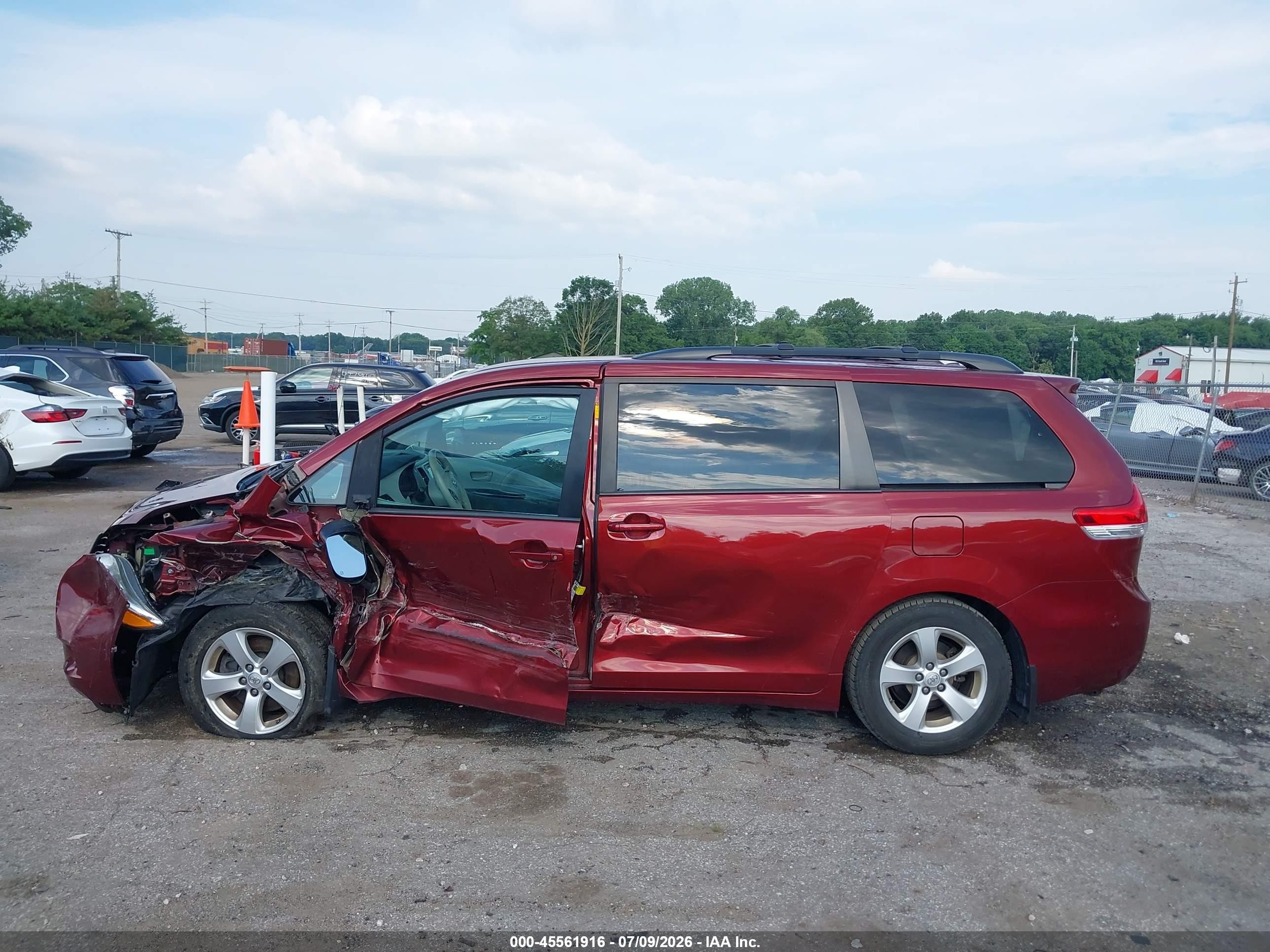 2014 Toyota Sienna Le V6 8 Passenger Red vin: 5TDKK3DC5ES454970