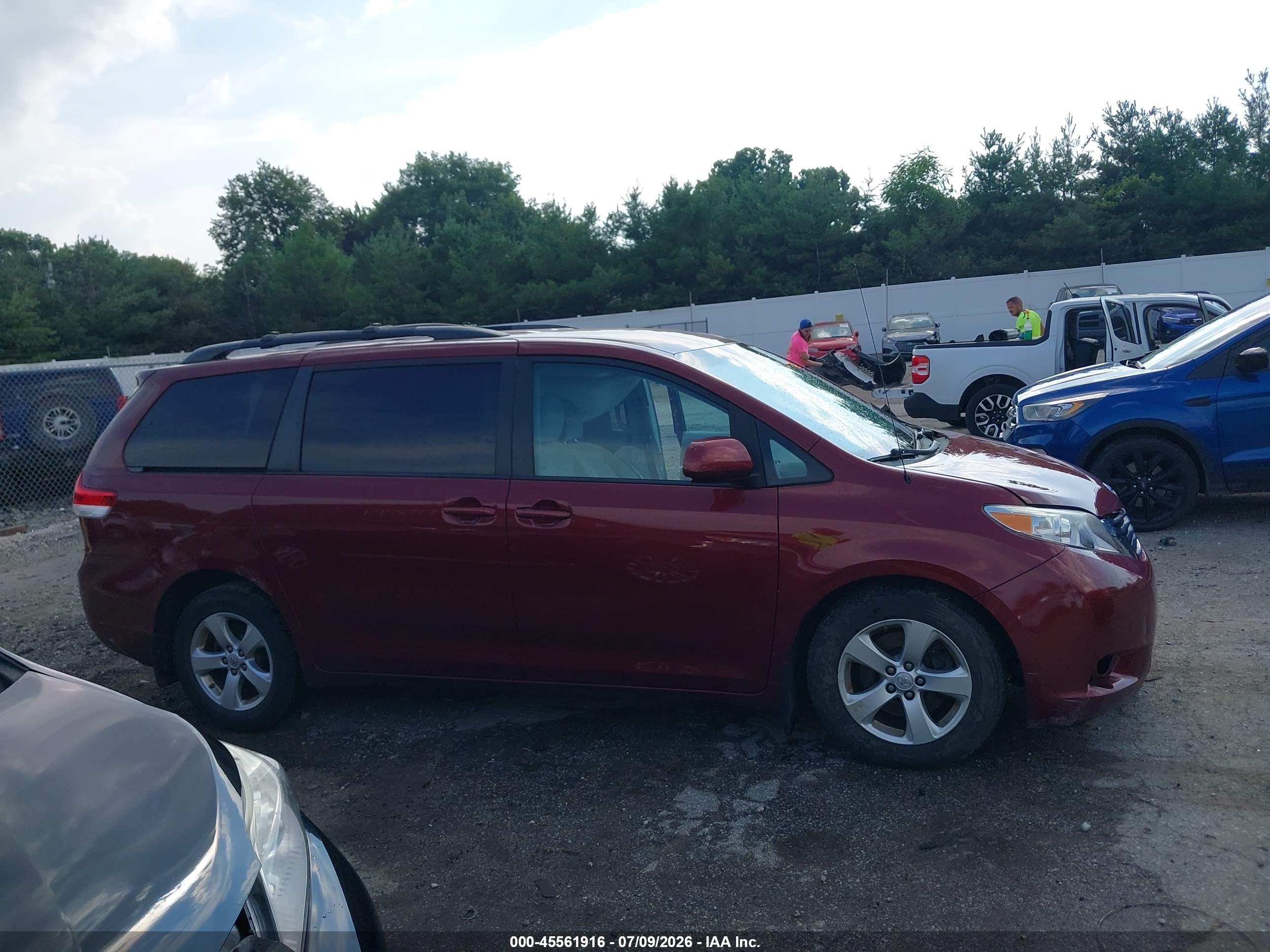 2014 Toyota Sienna Le V6 8 Passenger Red vin: 5TDKK3DC5ES454970