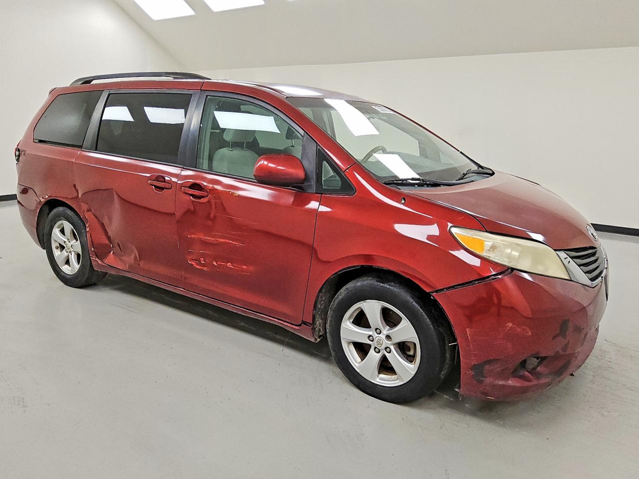 2014 Toyota Sienna Le Maroon vin: 5TDKK3DC5ES456430