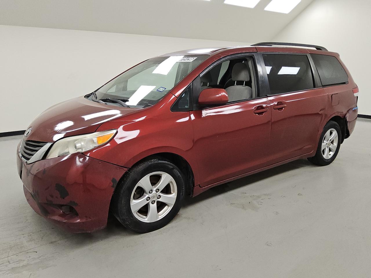 2014 Toyota Sienna Le Maroon vin: 5TDKK3DC5ES456430 Damage: Left Front Window, Missing, Replacement Required