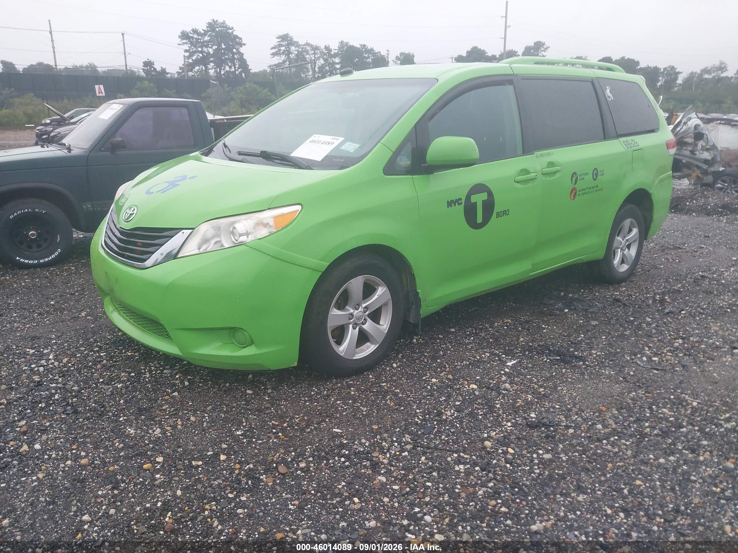 2014 Toyota Sienna Le V6 8 Passenger Green vin: 5TDKK3DC5ES465063