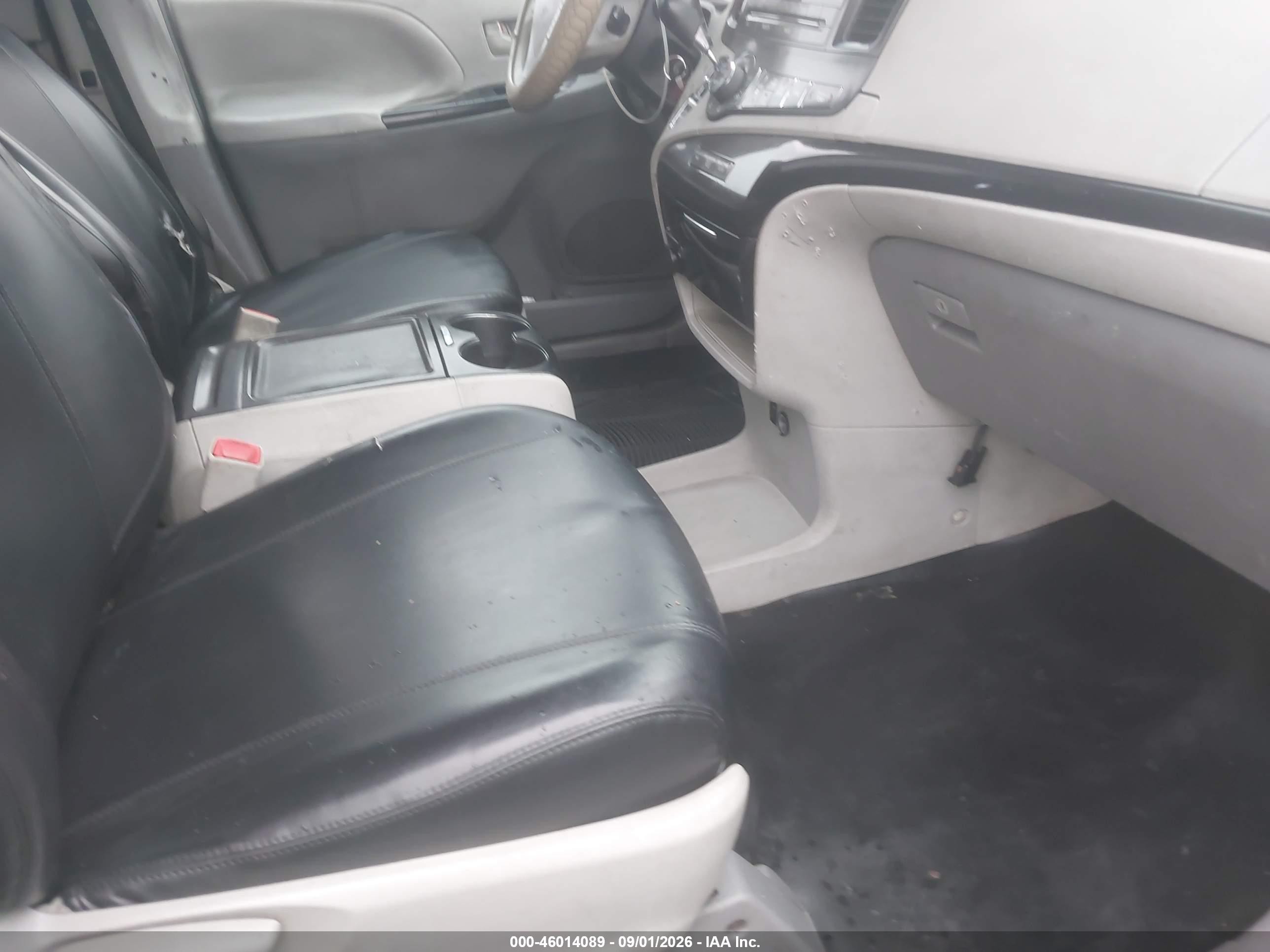 2014 Toyota Sienna Le V6 8 Passenger Green vin: 5TDKK3DC5ES465063