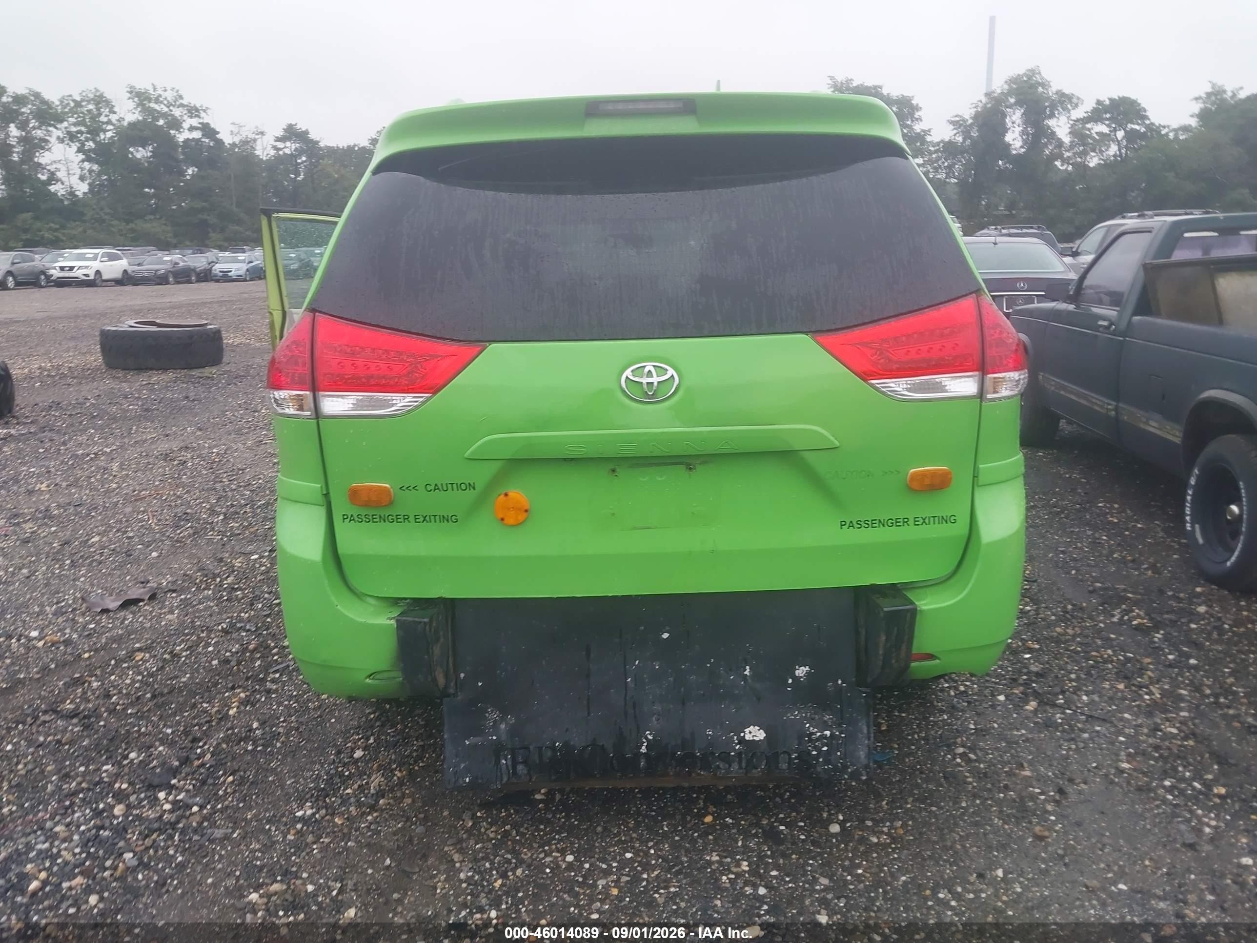 2014 Toyota Sienna Le V6 8 Passenger Green vin: 5TDKK3DC5ES465063