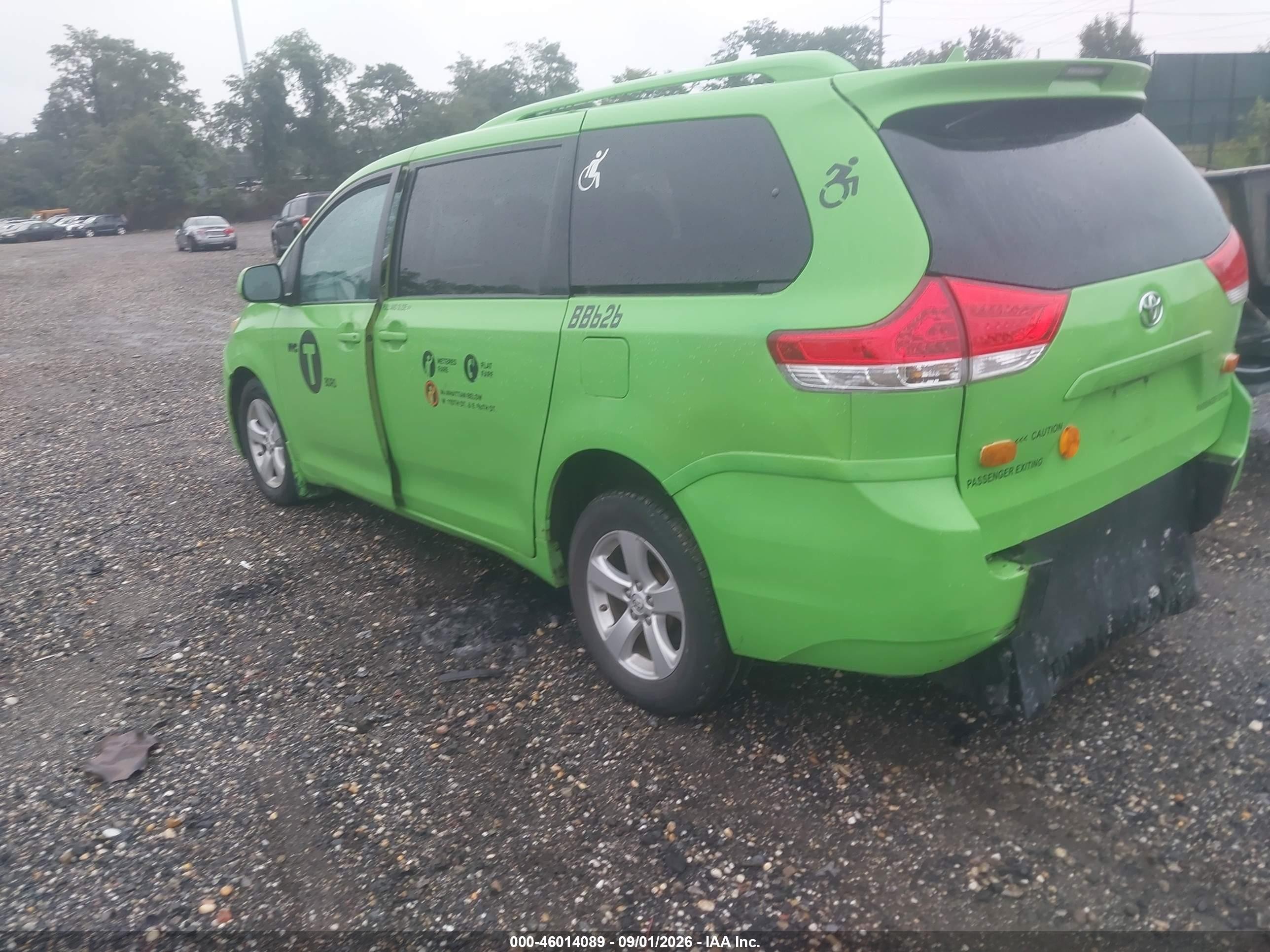 2014 Toyota Sienna Le V6 8 Passenger Green vin: 5TDKK3DC5ES465063