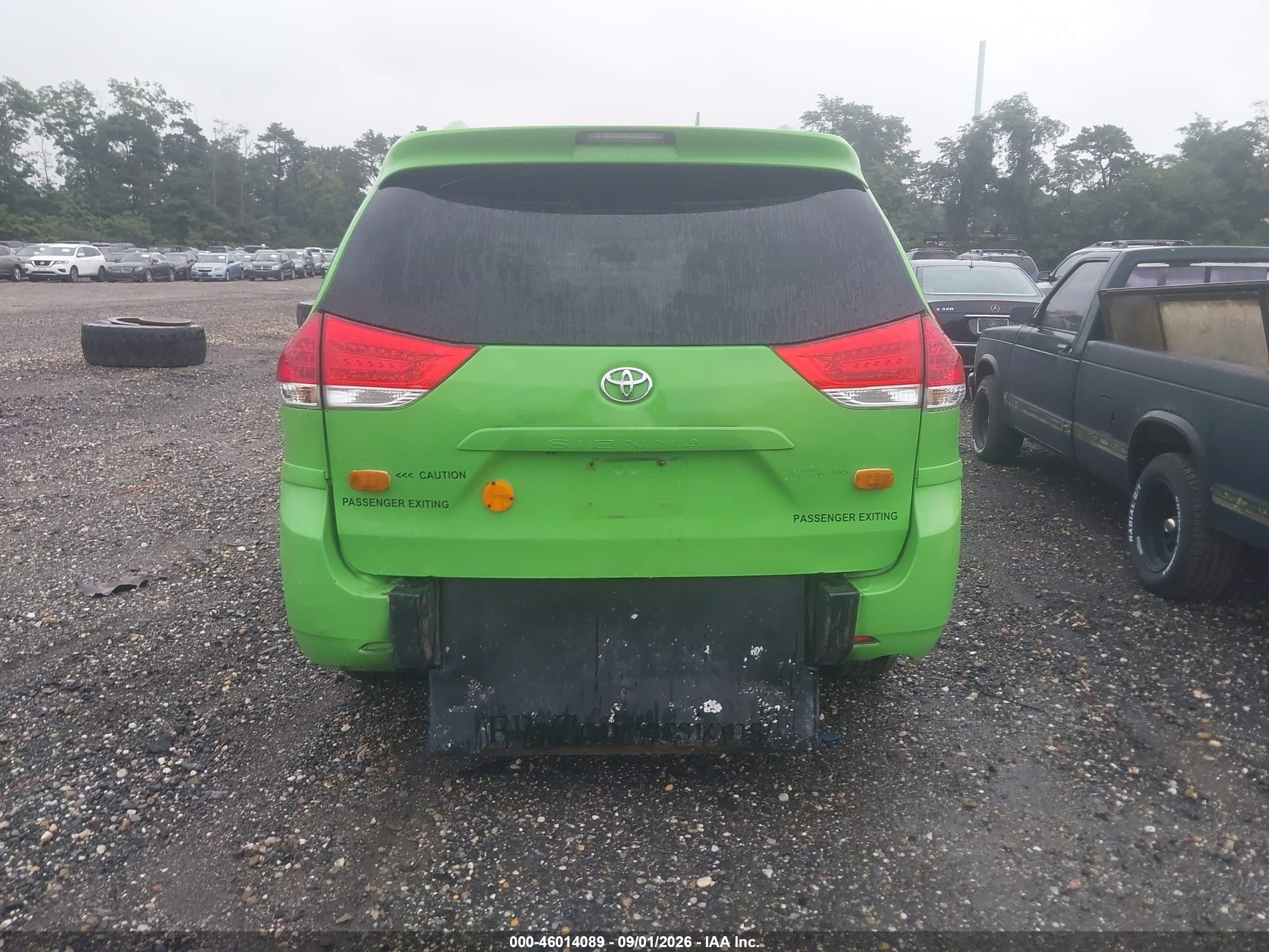 2014 Toyota Sienna Le V6 8 Passenger Green vin: 5TDKK3DC5ES465063