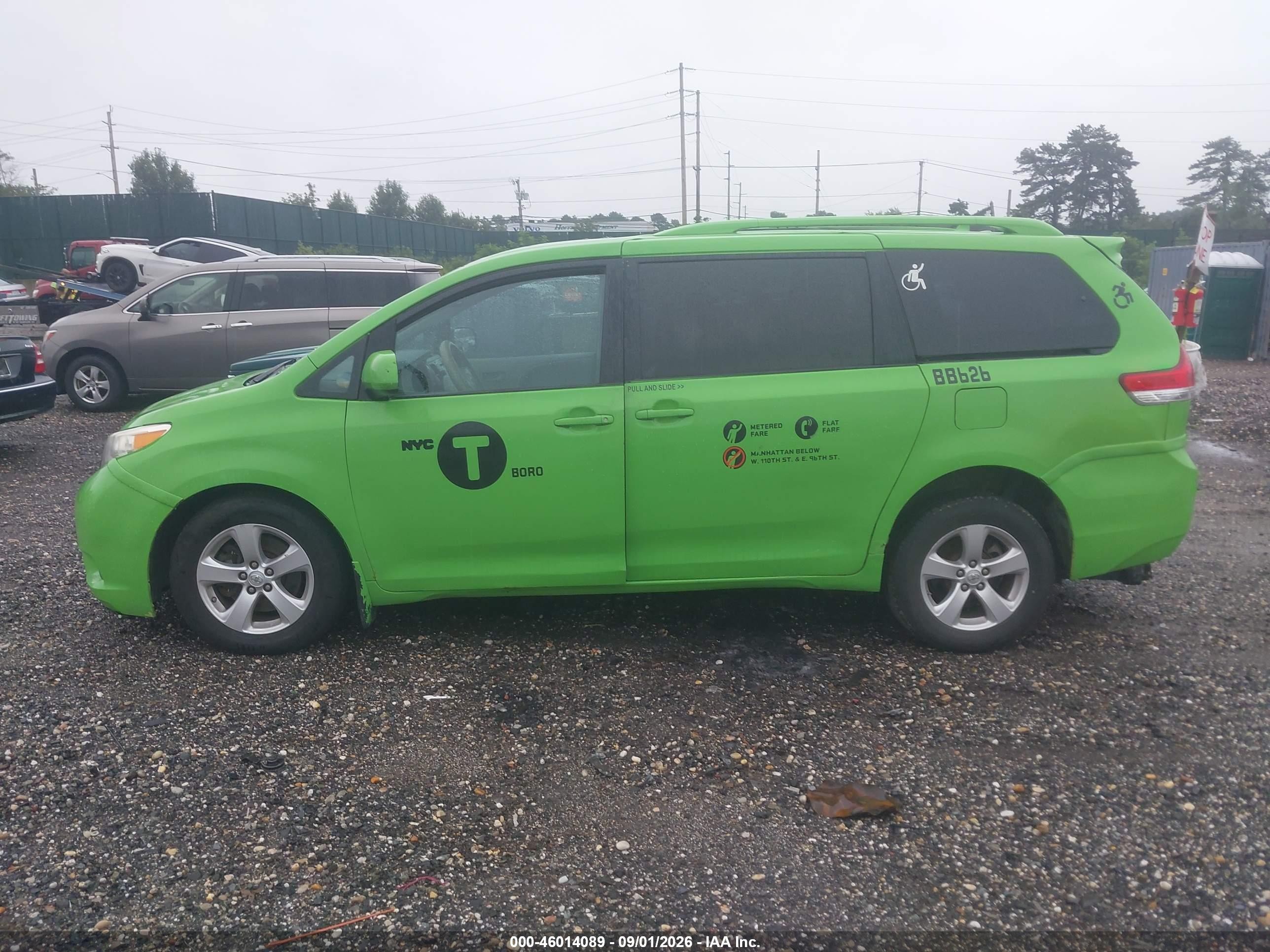 2014 Toyota Sienna Le V6 8 Passenger Green vin: 5TDKK3DC5ES465063