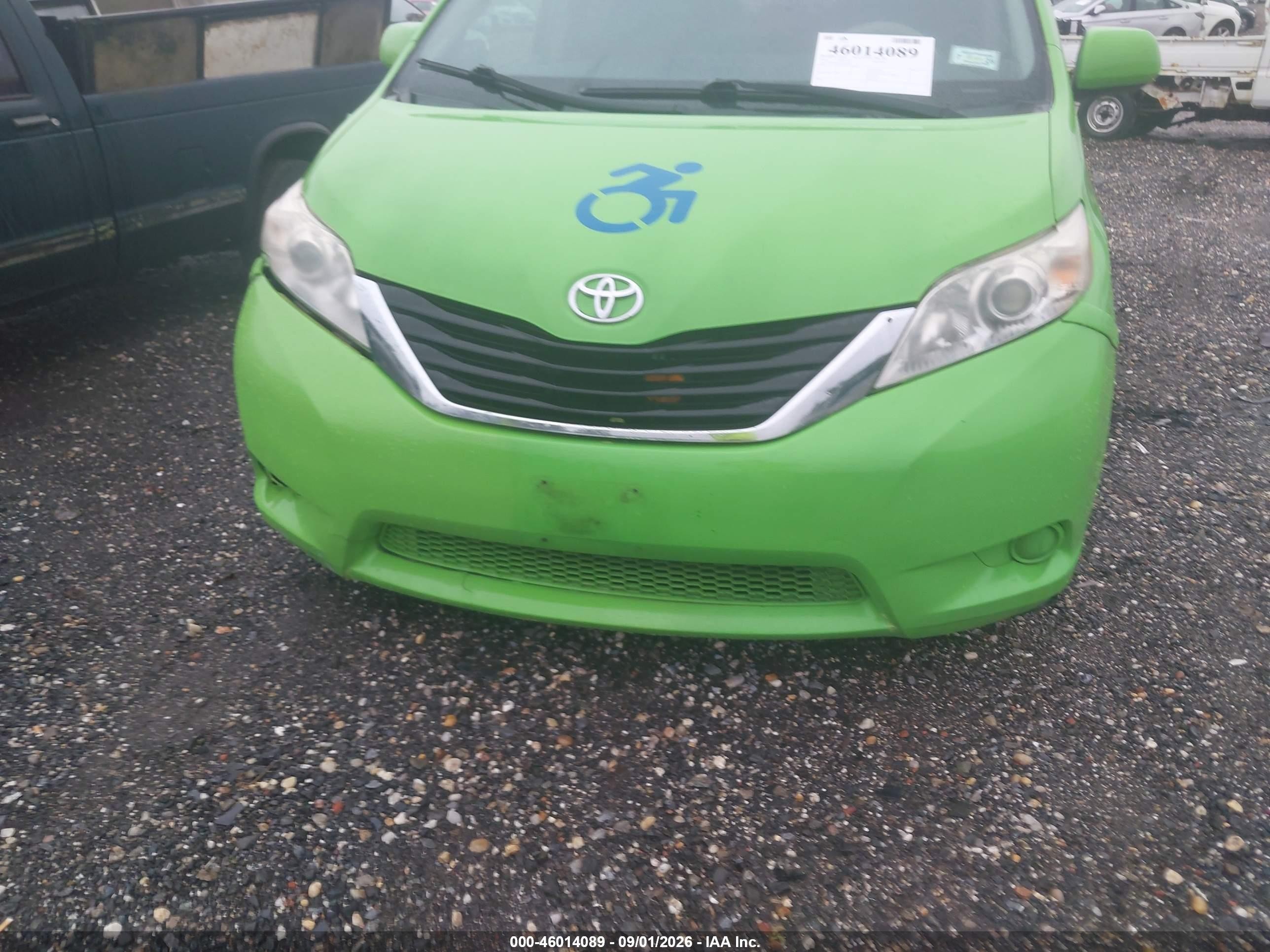 2014 Toyota Sienna Le V6 8 Passenger Green vin: 5TDKK3DC5ES465063