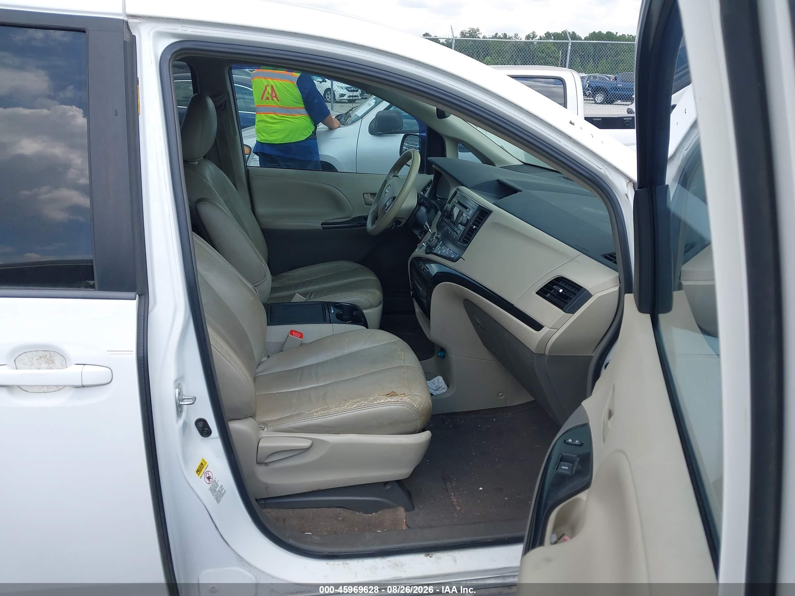 2014 Toyota Sienna Le V6 8 Passenger White vin: 5TDKK3DC5ES468108