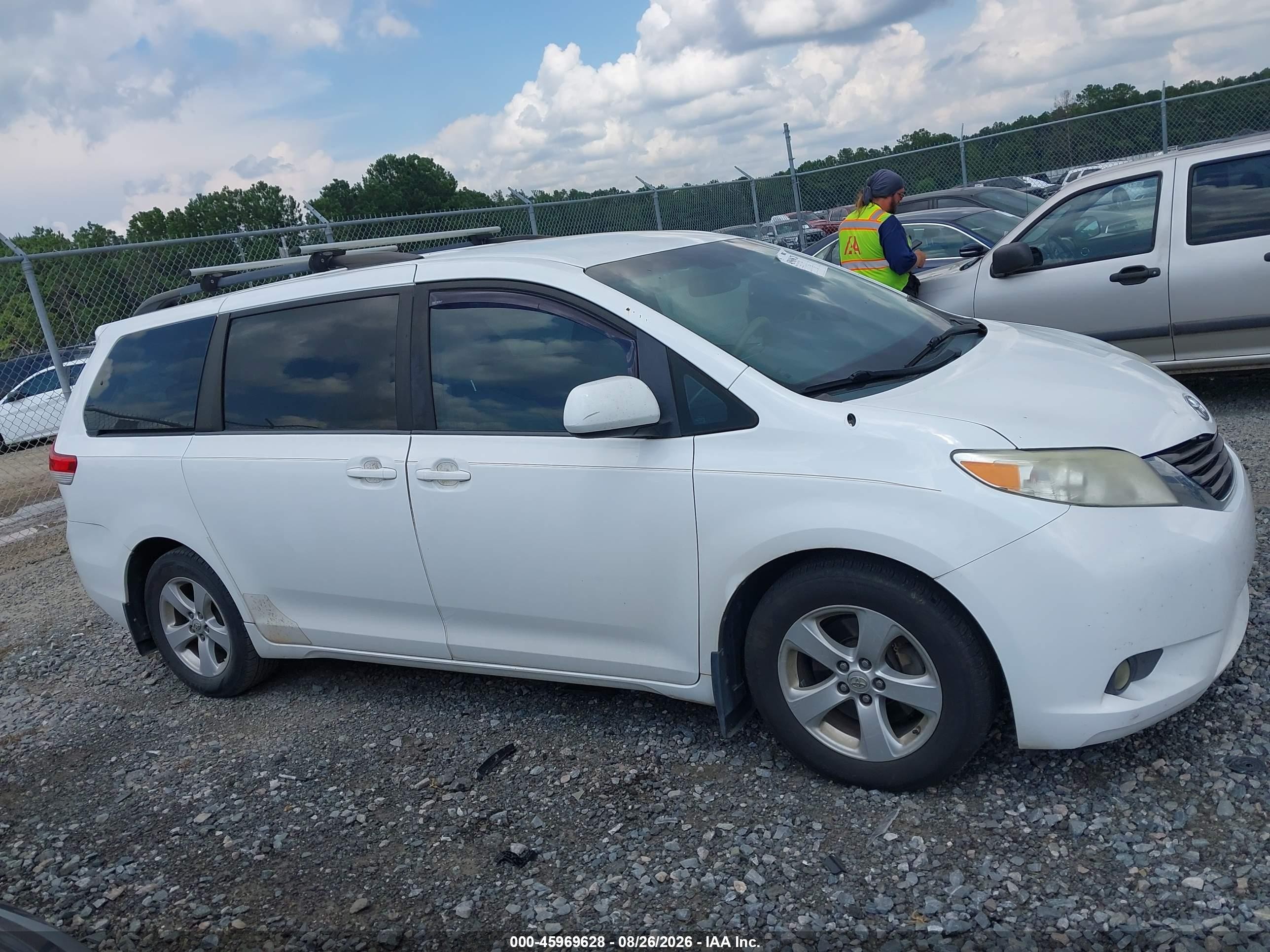 2014 Toyota Sienna Le V6 8 Passenger White vin: 5TDKK3DC5ES468108