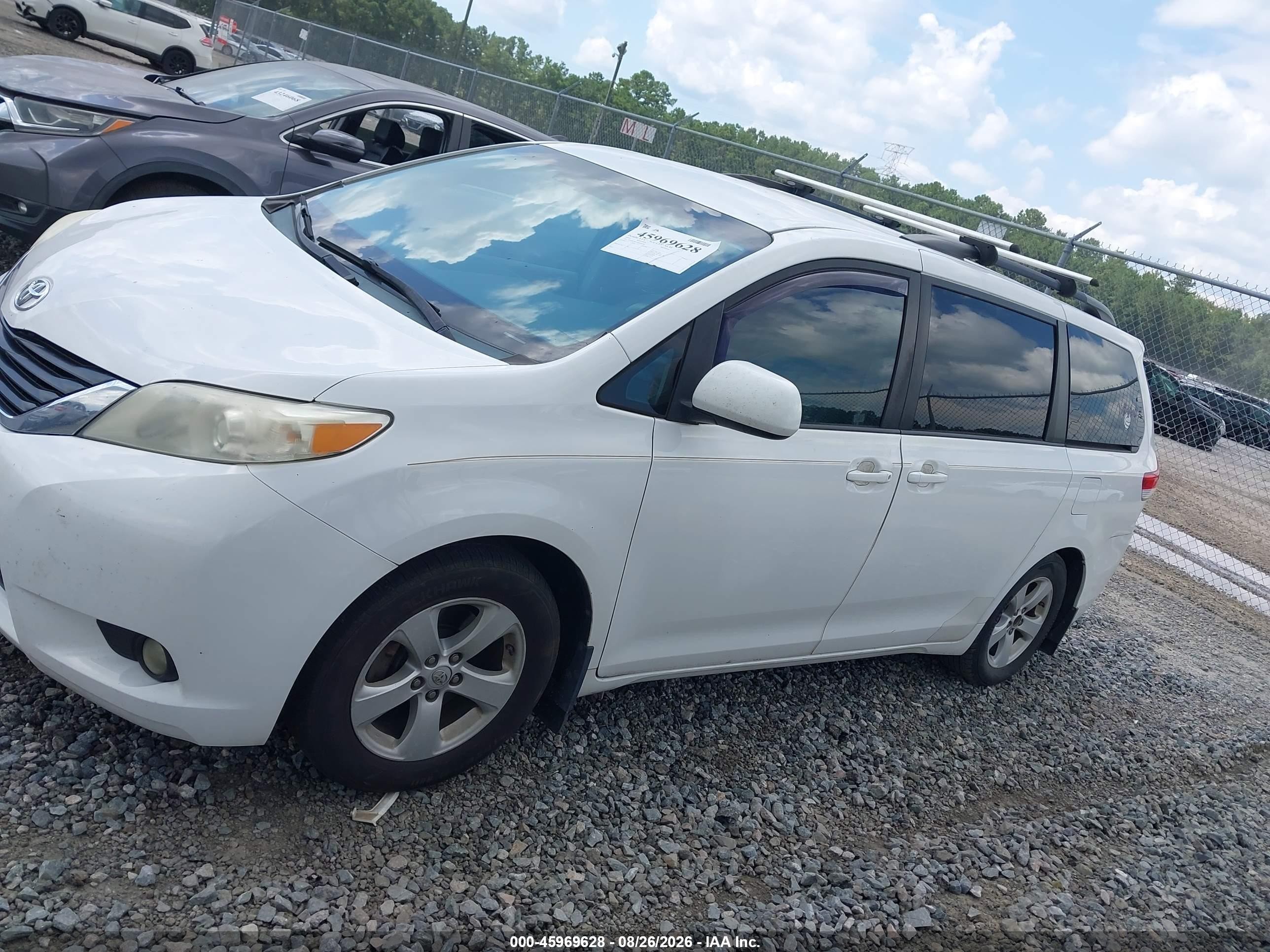 2014 Toyota Sienna Le V6 8 Passenger White vin: 5TDKK3DC5ES468108