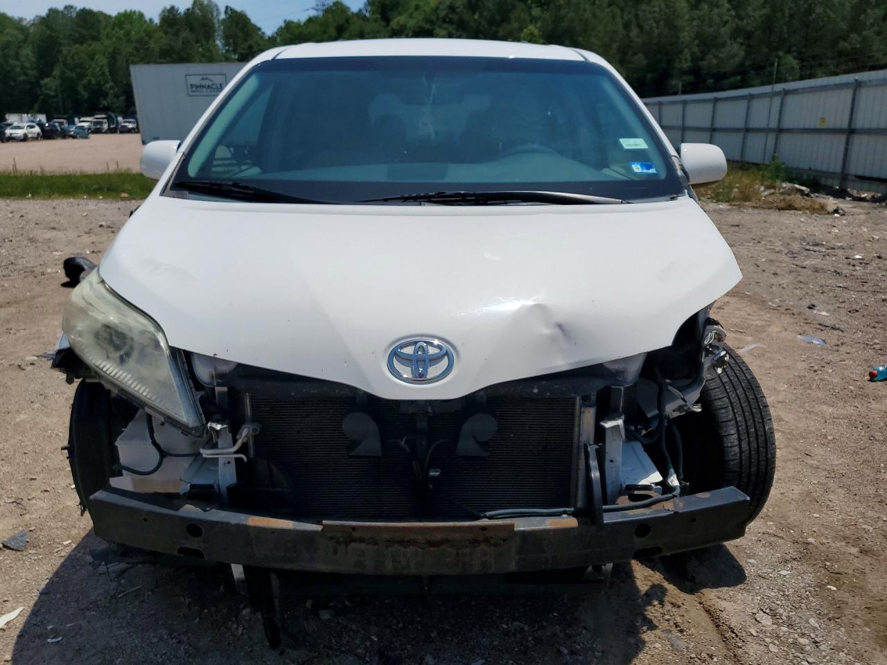 2014 Toyota Sienna Le White vin: 5TDKK3DC5ES478220