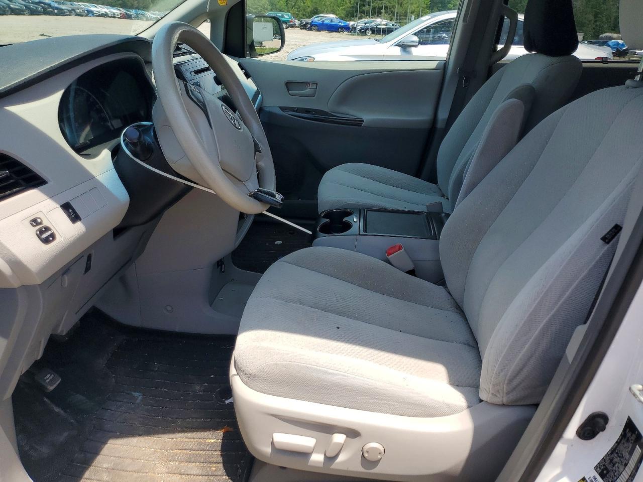 2014 Toyota Sienna Le White vin: 5TDKK3DC5ES478220