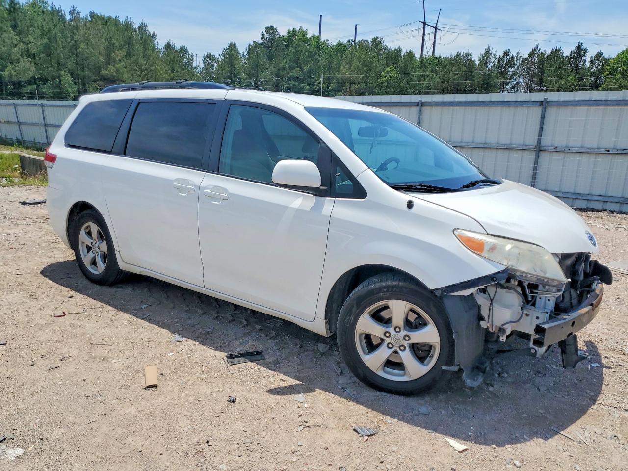 2014 Toyota Sienna Le White vin: 5TDKK3DC5ES478220