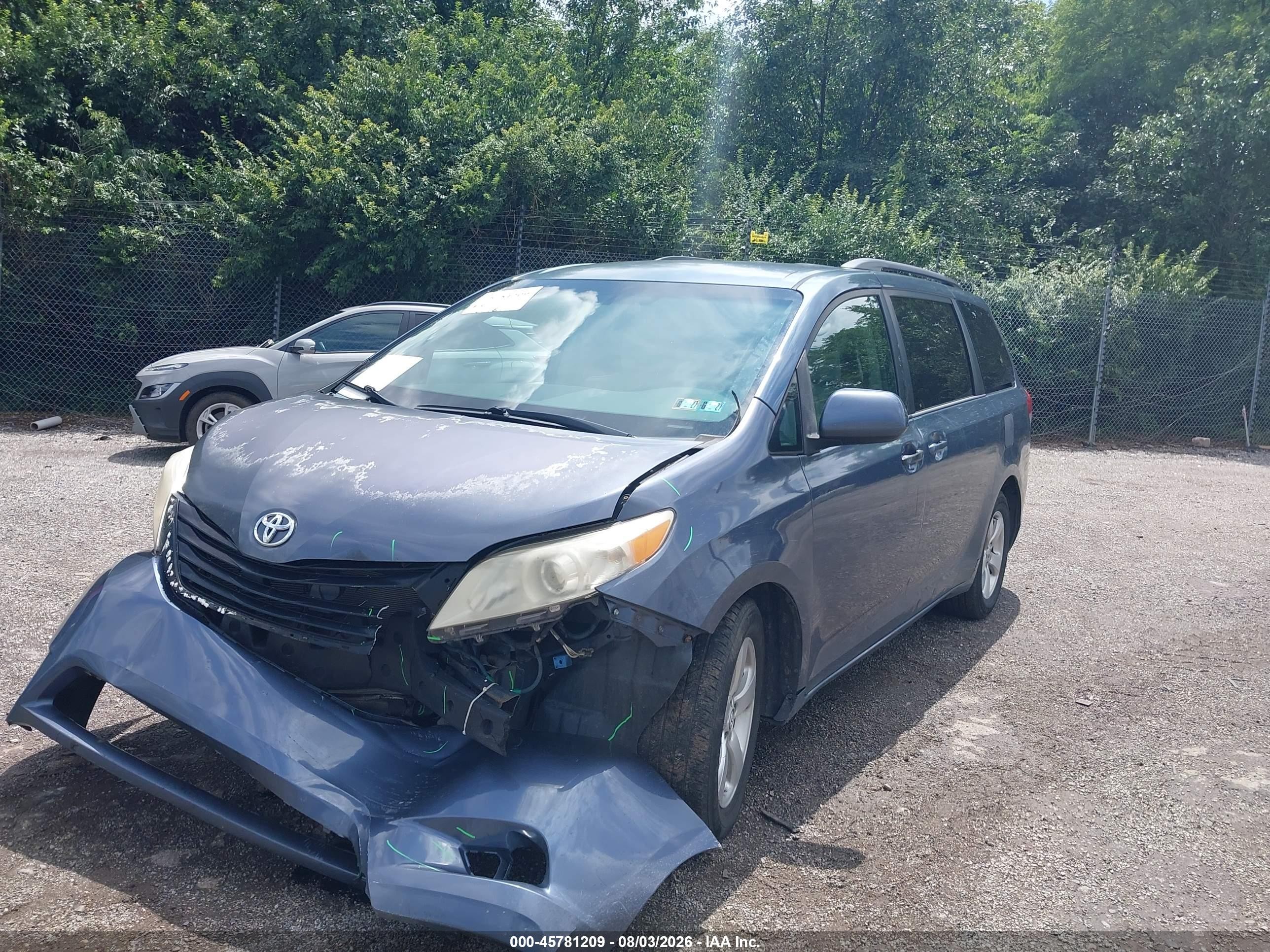 2014 Toyota Sienna Le V6 8 Passenger Blue vin: 5TDKK3DC5ES478945