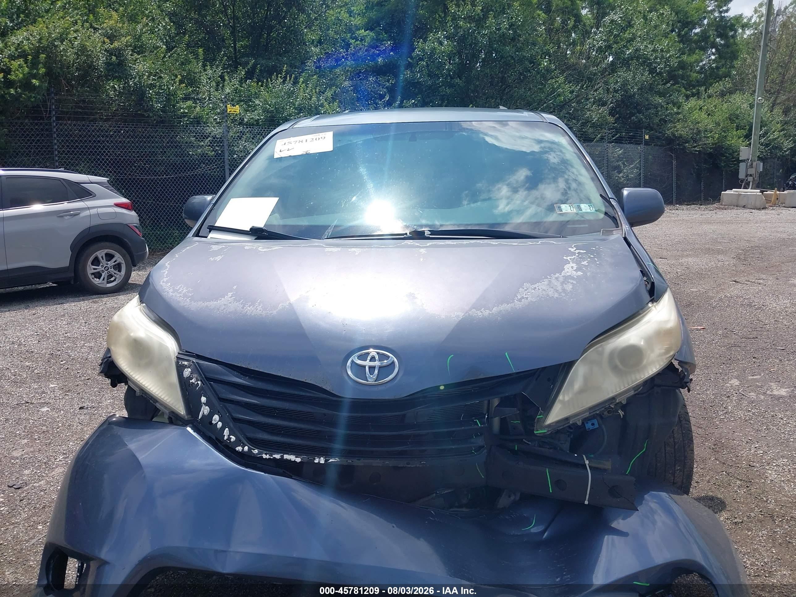 2014 Toyota Sienna Le V6 8 Passenger Blue vin: 5TDKK3DC5ES478945