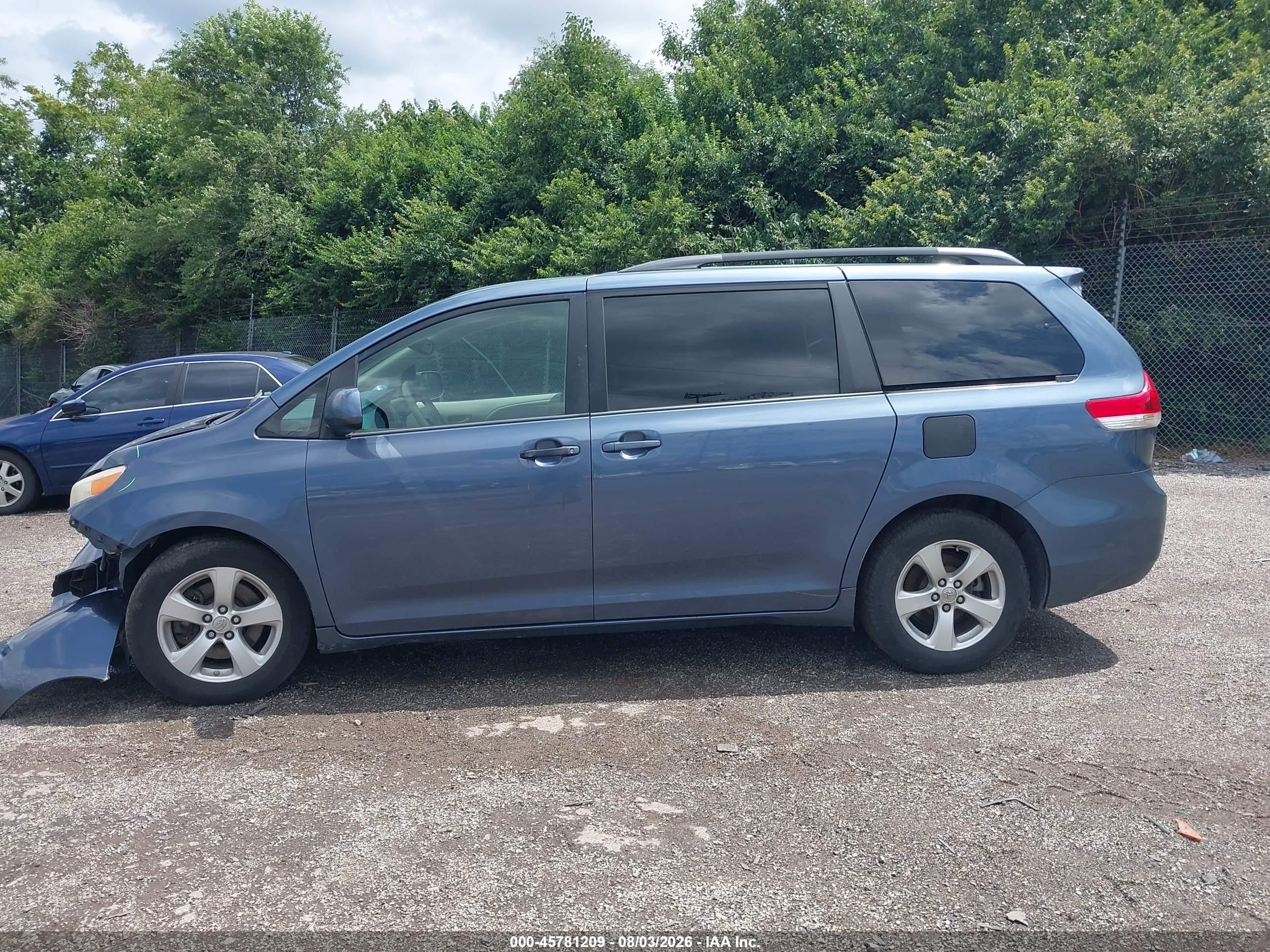 2014 Toyota Sienna Le V6 8 Passenger Blue vin: 5TDKK3DC5ES478945
