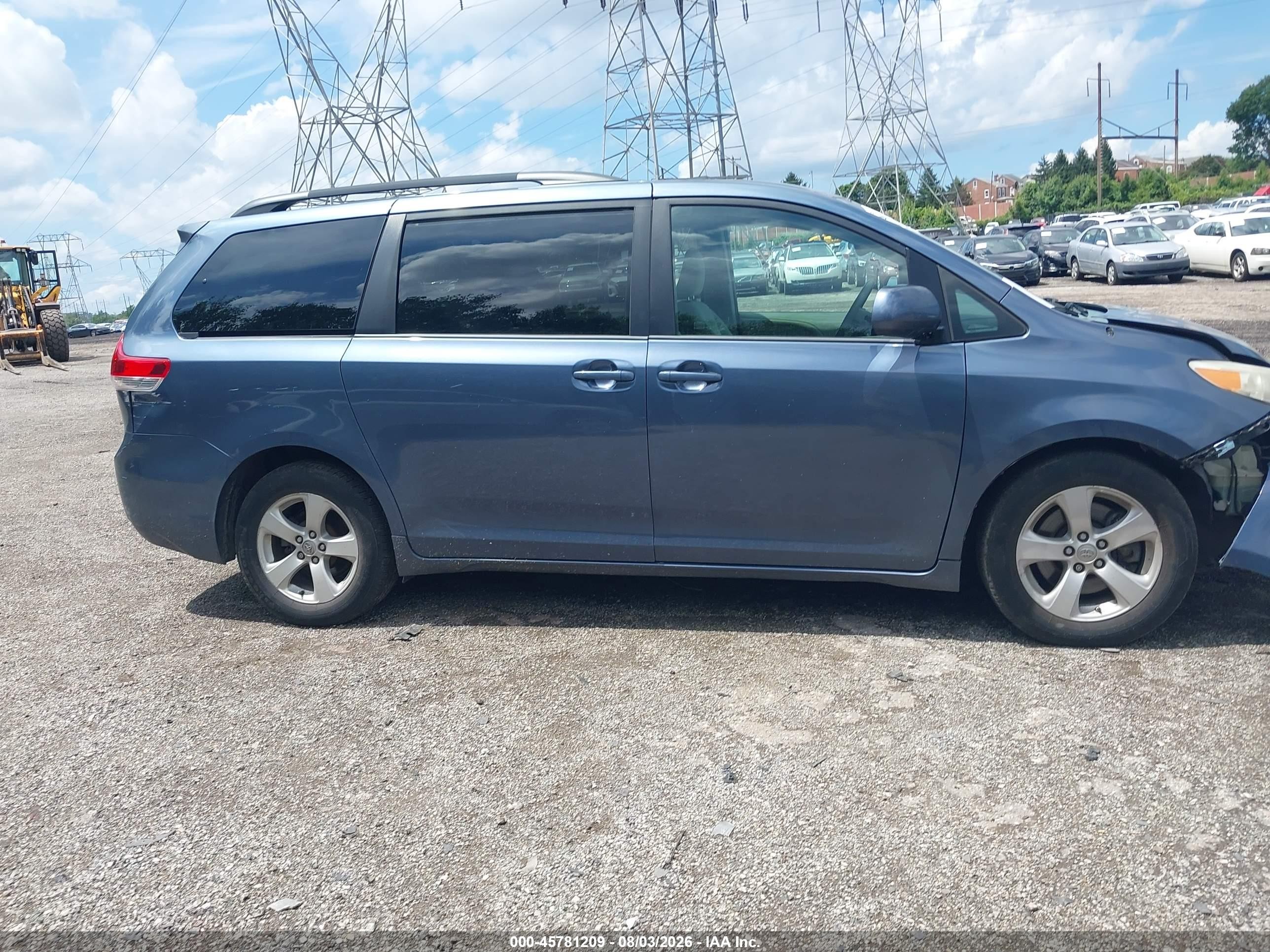 2014 Toyota Sienna Le V6 8 Passenger Blue vin: 5TDKK3DC5ES478945