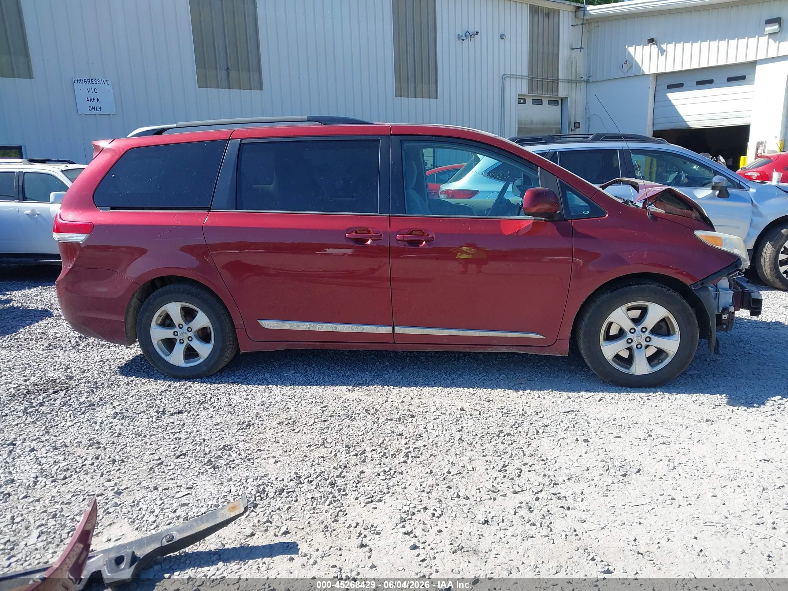 2014 Toyota Sienna Le V6 8 Passenger Burgundy vin: 5TDKK3DC5ES480744