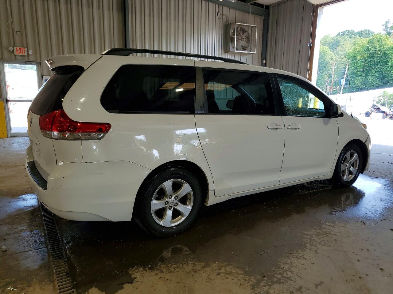 2014 Toyota Sienna Le White vin: 5TDKK3DC5ES492411