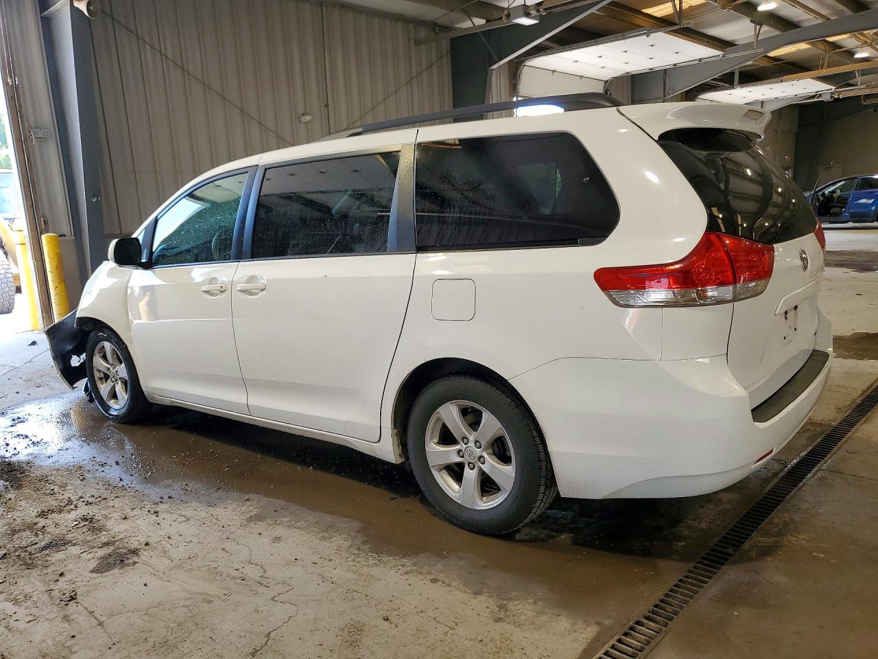 2014 Toyota Sienna Le White vin: 5TDKK3DC5ES492411
