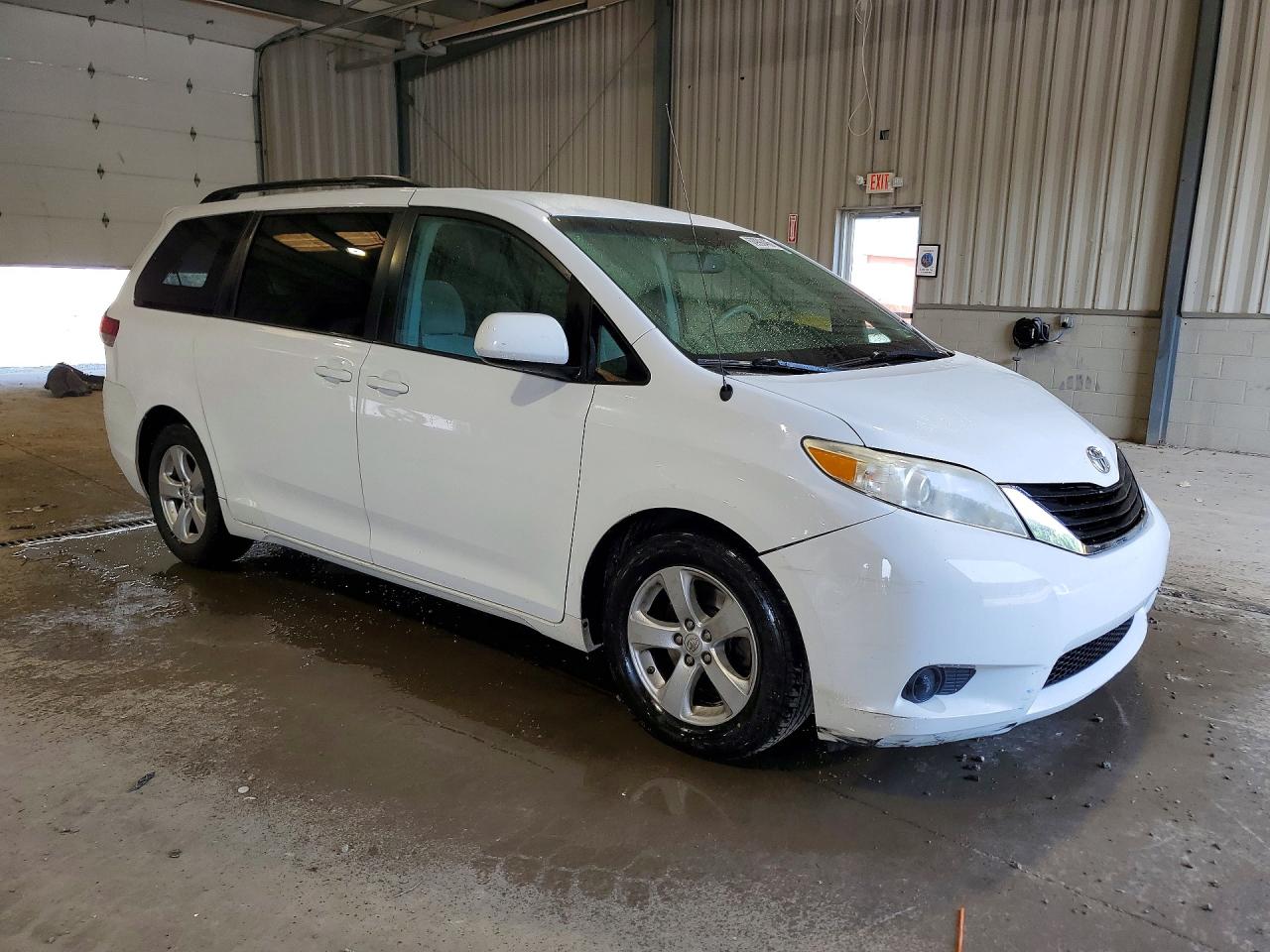 2014 Toyota Sienna Le White vin: 5TDKK3DC5ES492411