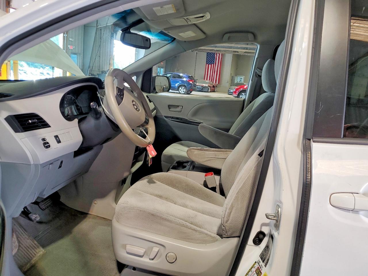2014 Toyota Sienna Le White vin: 5TDKK3DC5ES492411