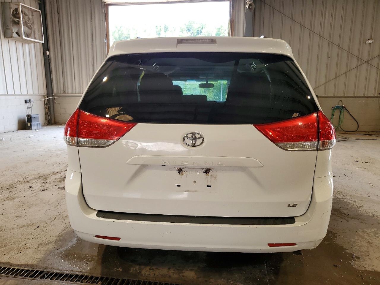 2014 Toyota Sienna Le White vin: 5TDKK3DC5ES492411