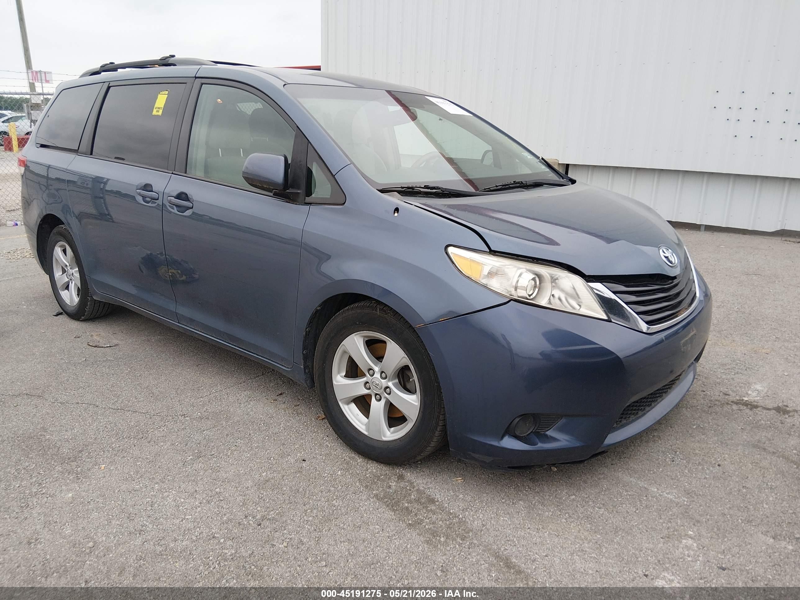 2014 Toyota Sienna Le V6 8 Passenger Blue vin: 5TDKK3DC5ES495566