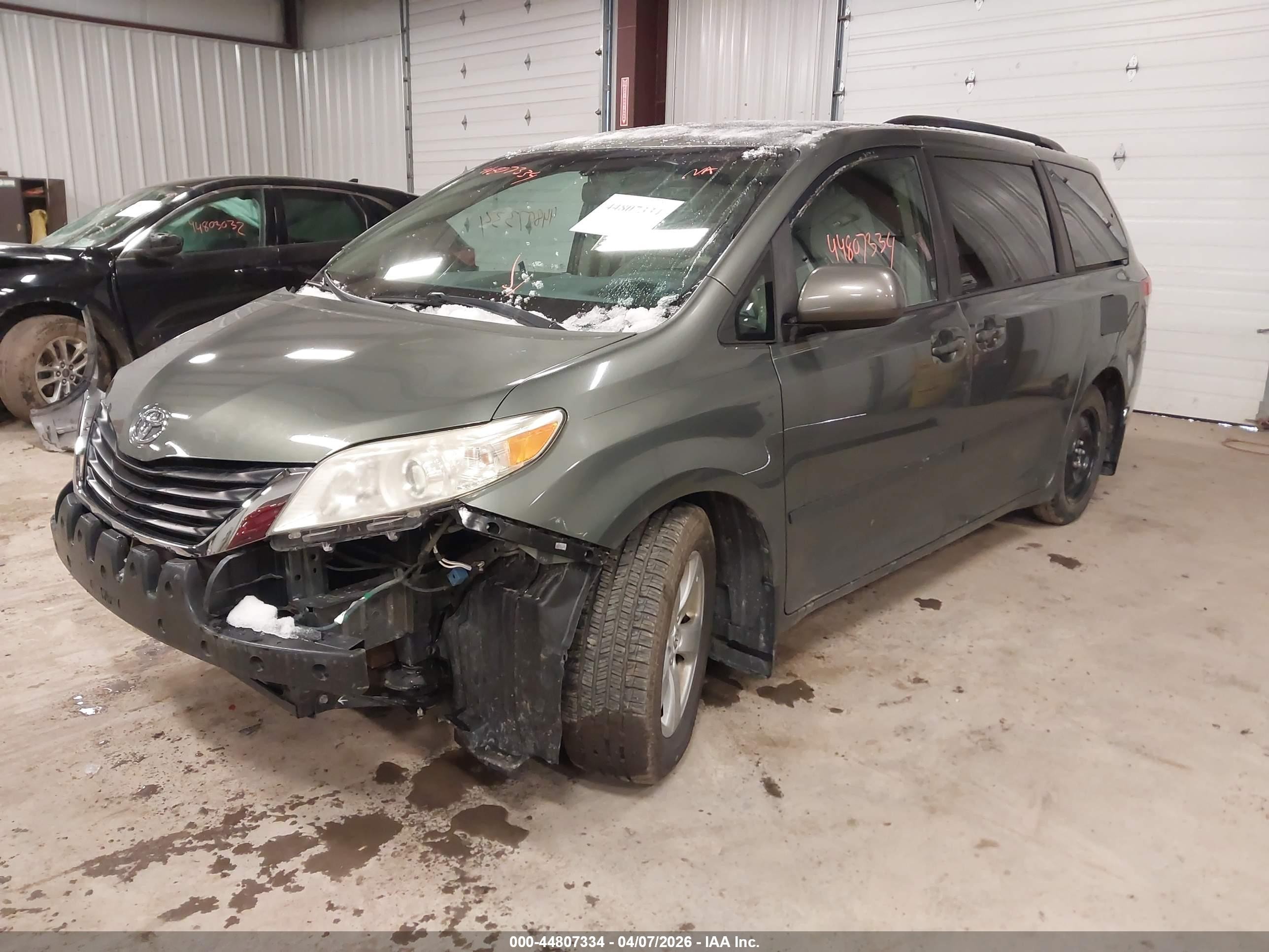 2014 Toyota Sienna Le V6 8 Passenger Серый vin: 5TDKK3DC5ES502435