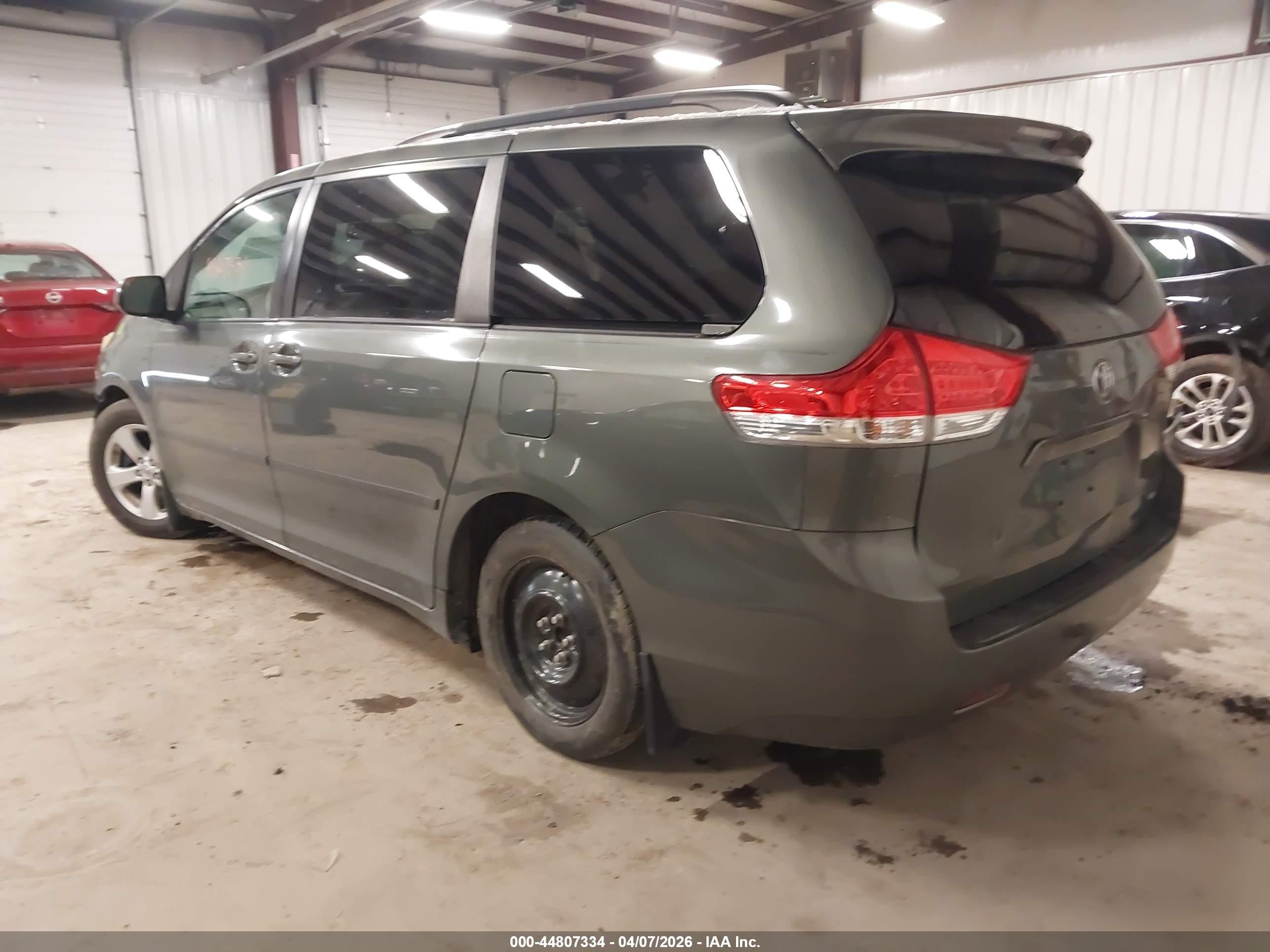 2014 Toyota Sienna Le V6 8 Passenger Серый vin: 5TDKK3DC5ES502435