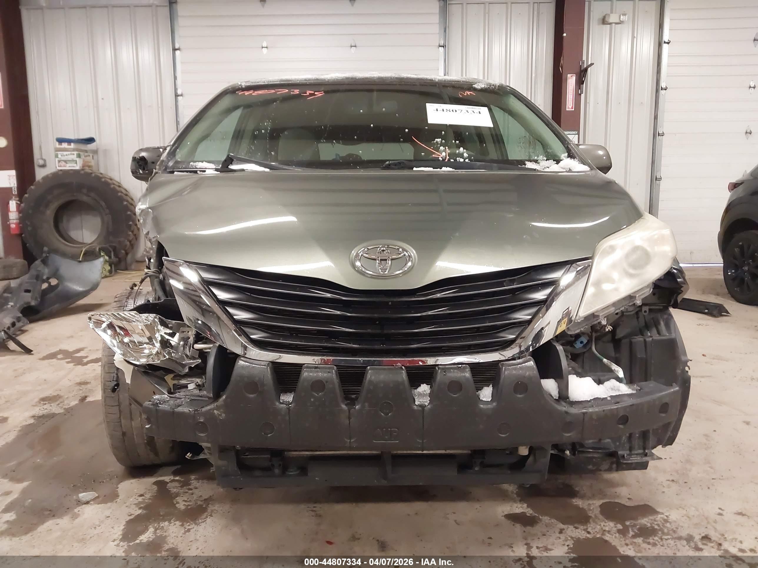 2014 Toyota Sienna Le V6 8 Passenger Серый vin: 5TDKK3DC5ES502435