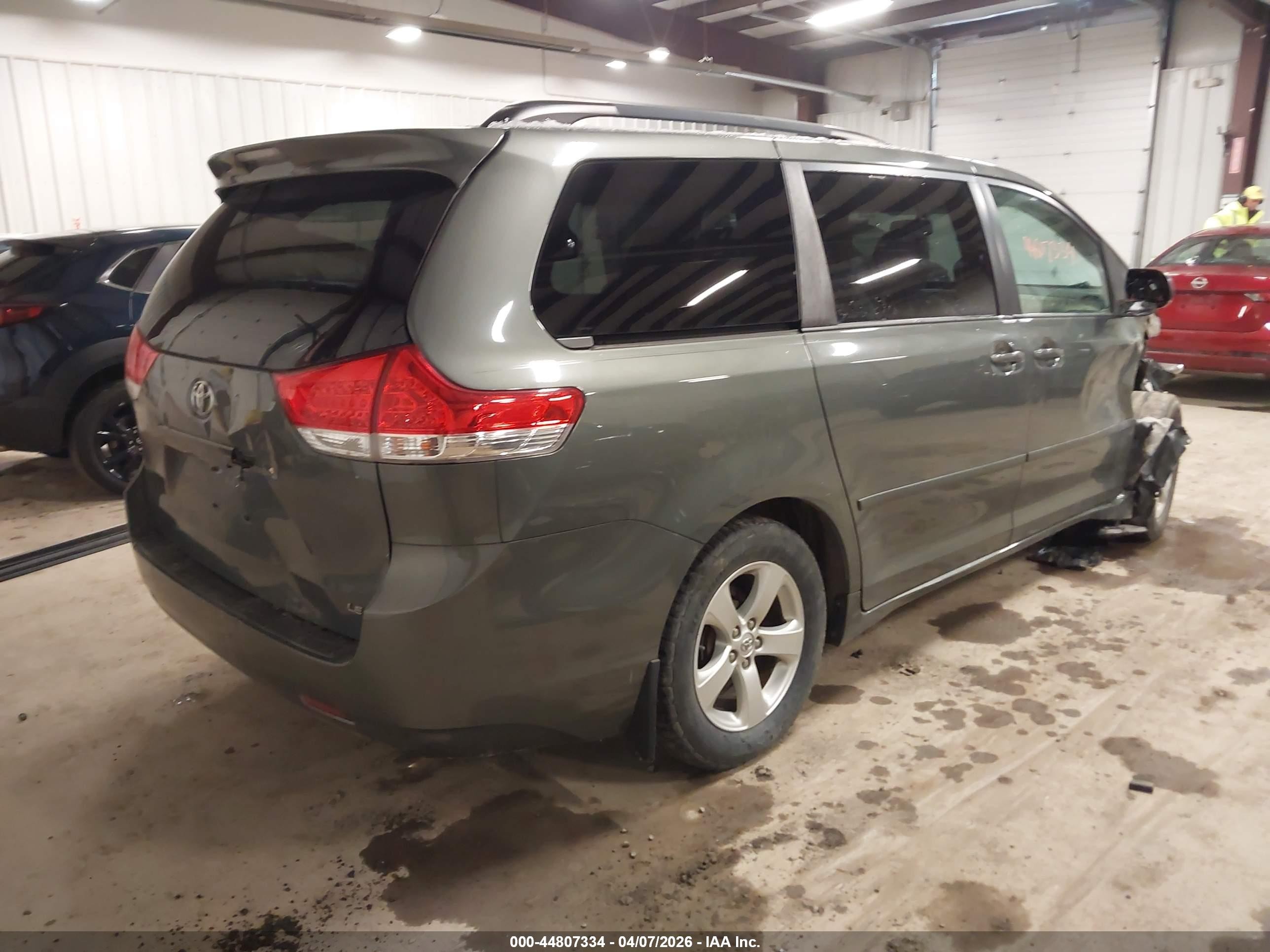 2014 Toyota Sienna Le V6 8 Passenger Серый vin: 5TDKK3DC5ES502435