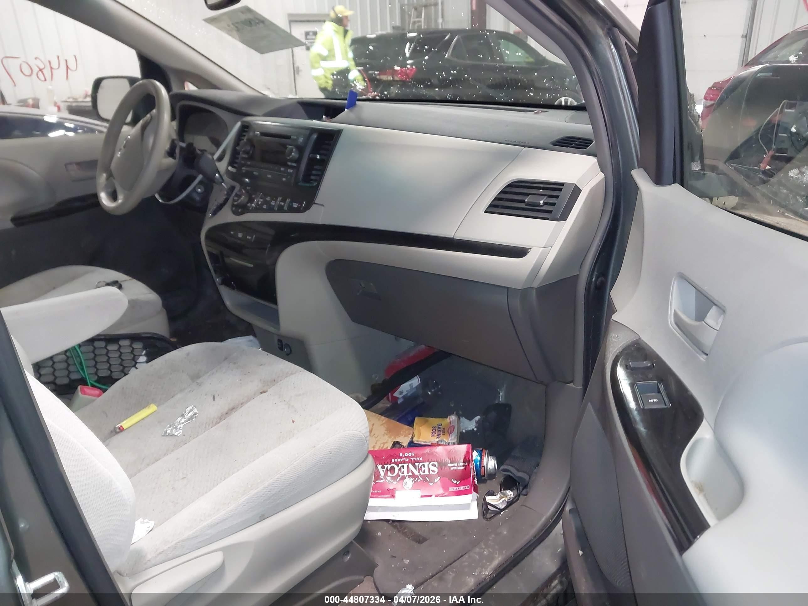 2014 Toyota Sienna Le V6 8 Passenger Серый vin: 5TDKK3DC5ES502435