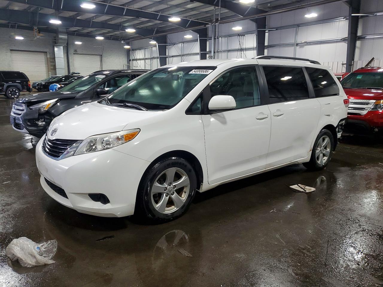 2014 Toyota Sienna Le White vin: 5TDKK3DC5ES519624