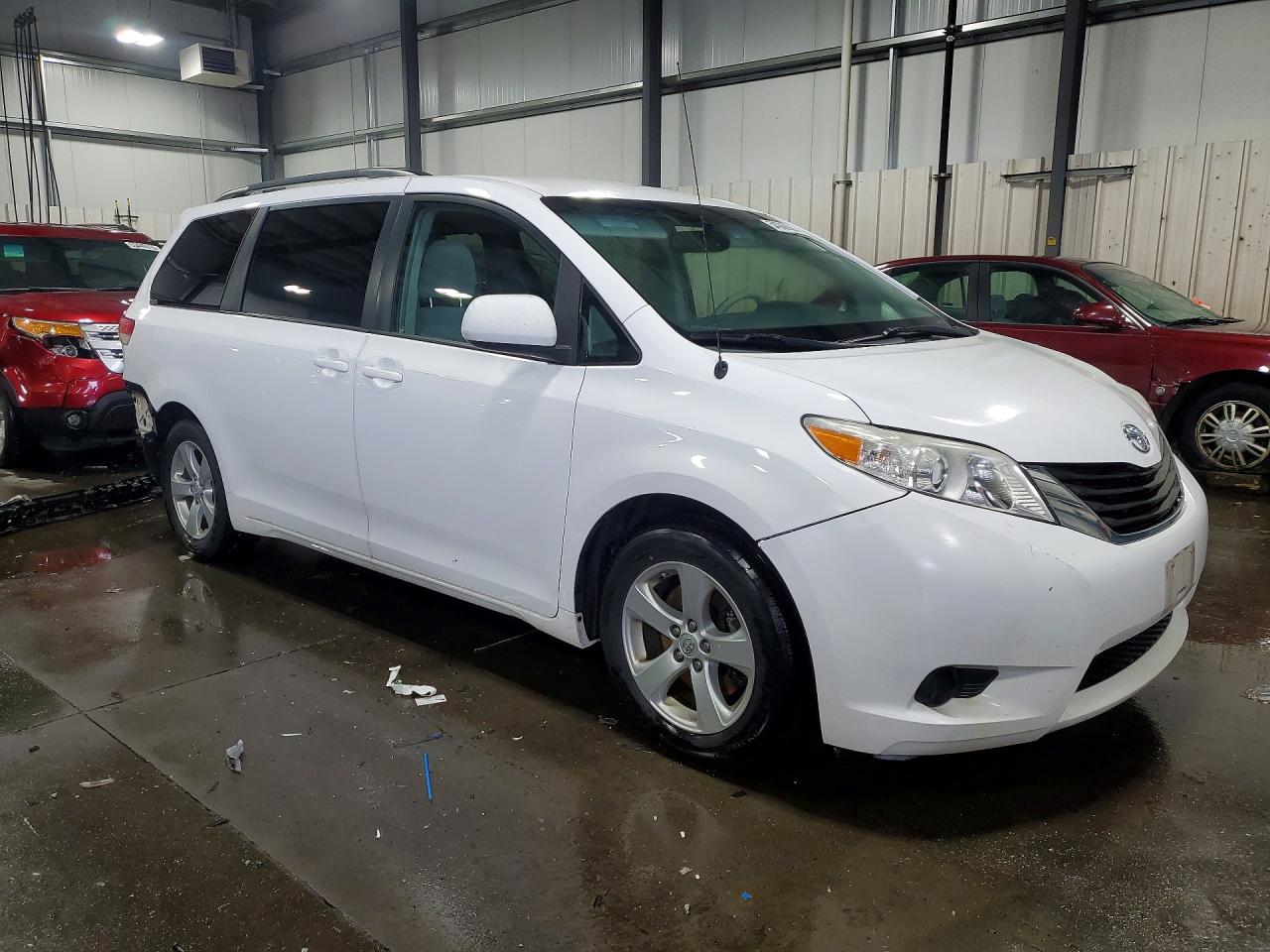 2014 Toyota Sienna Le White vin: 5TDKK3DC5ES519624