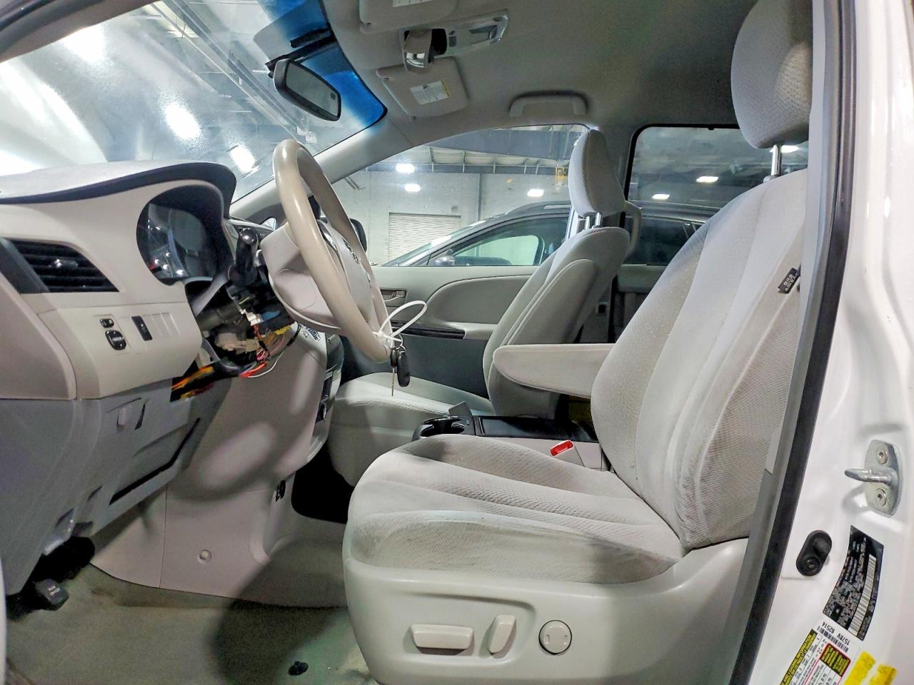 2014 Toyota Sienna Le White vin: 5TDKK3DC5ES519624