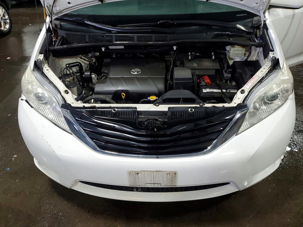 2014 Toyota Sienna Le White vin: 5TDKK3DC5ES519624